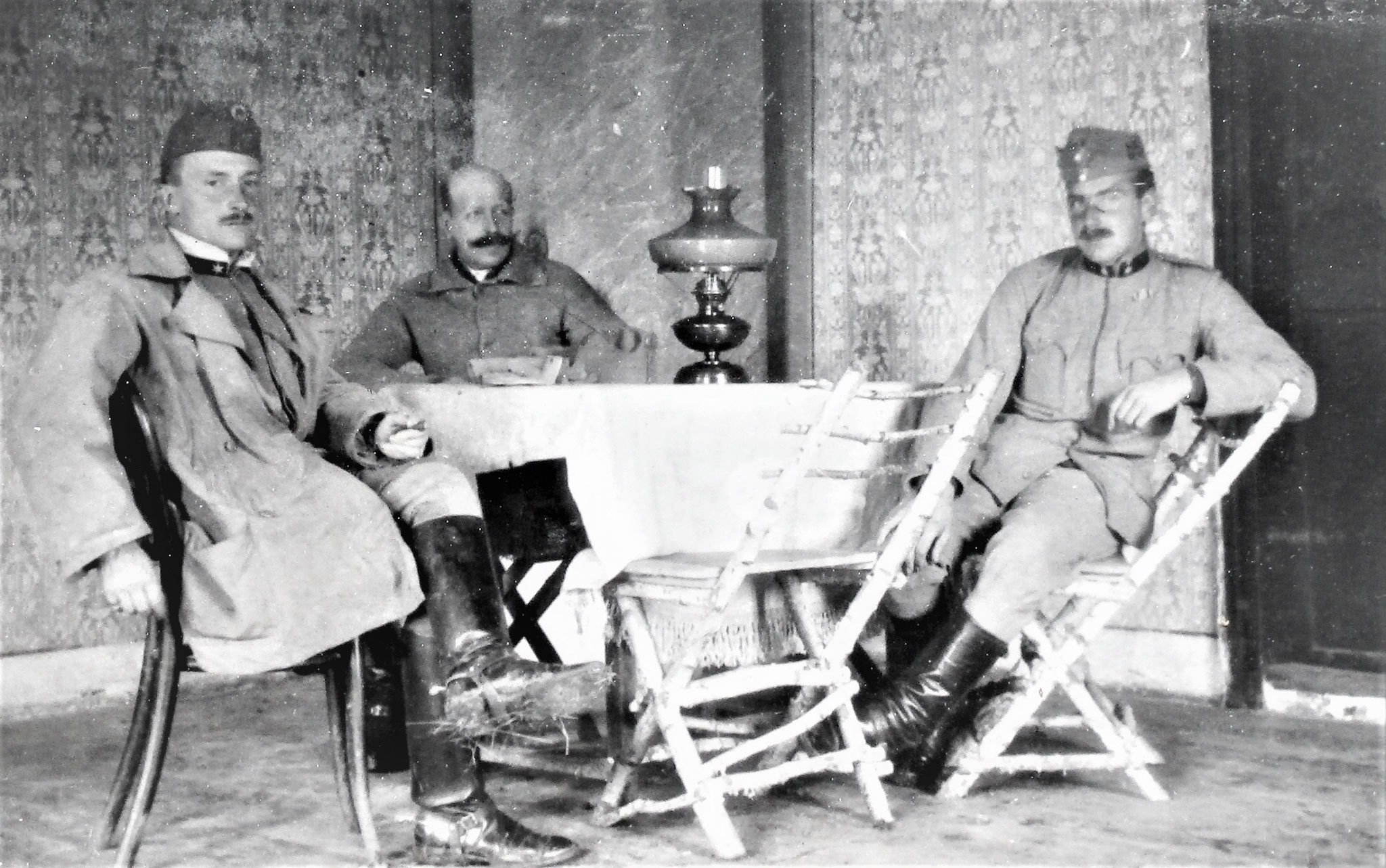 Czernelica, Herbst 1915, im Speisezimmer mit Zenone, Kriegsfreiw. Alfred Ritt. Pfersmann v. Eichthal (früher Rtm bei HR 15, gefallen 1916).