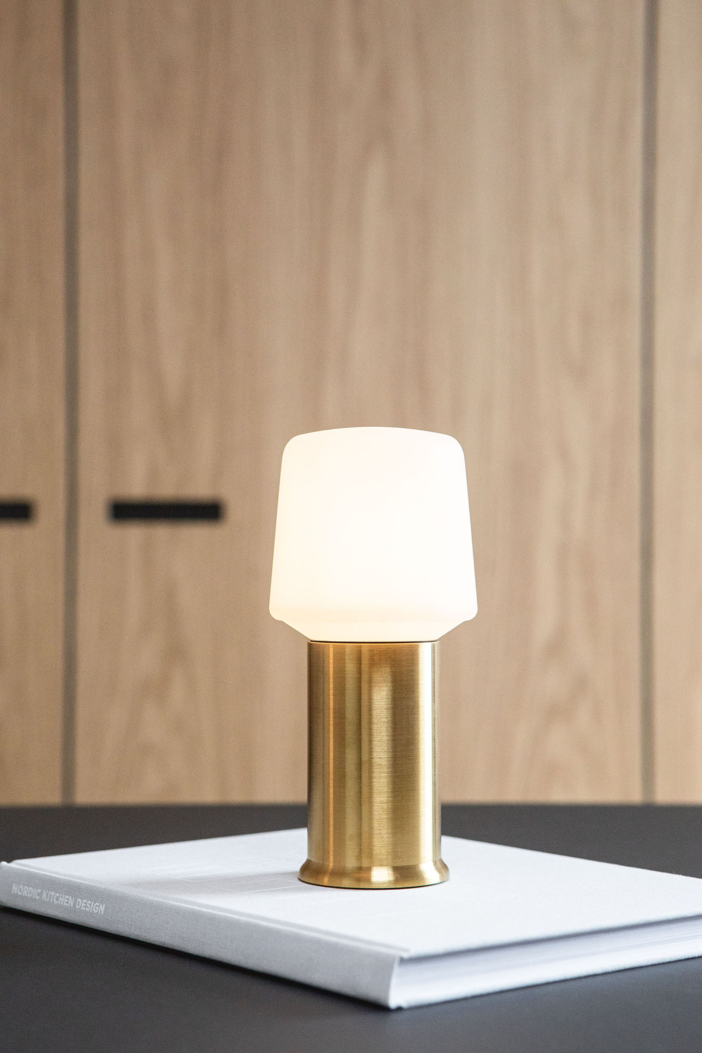 Ambience - London base 10 - Messing + Lampe Intelligent