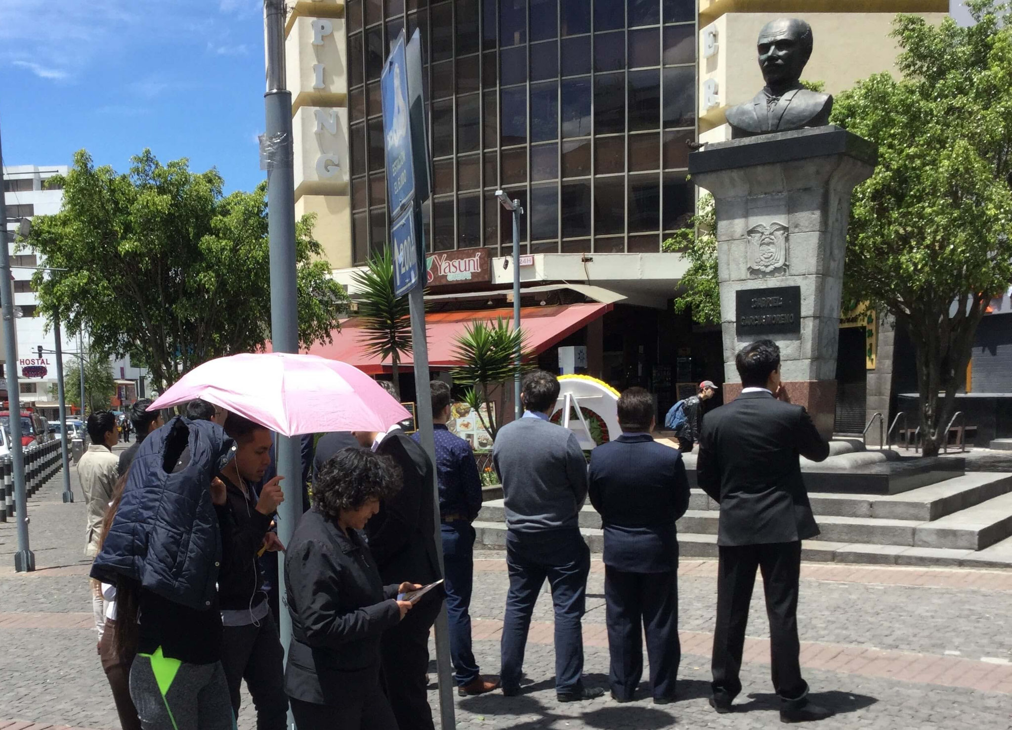 Público leyendo proclamas del evento