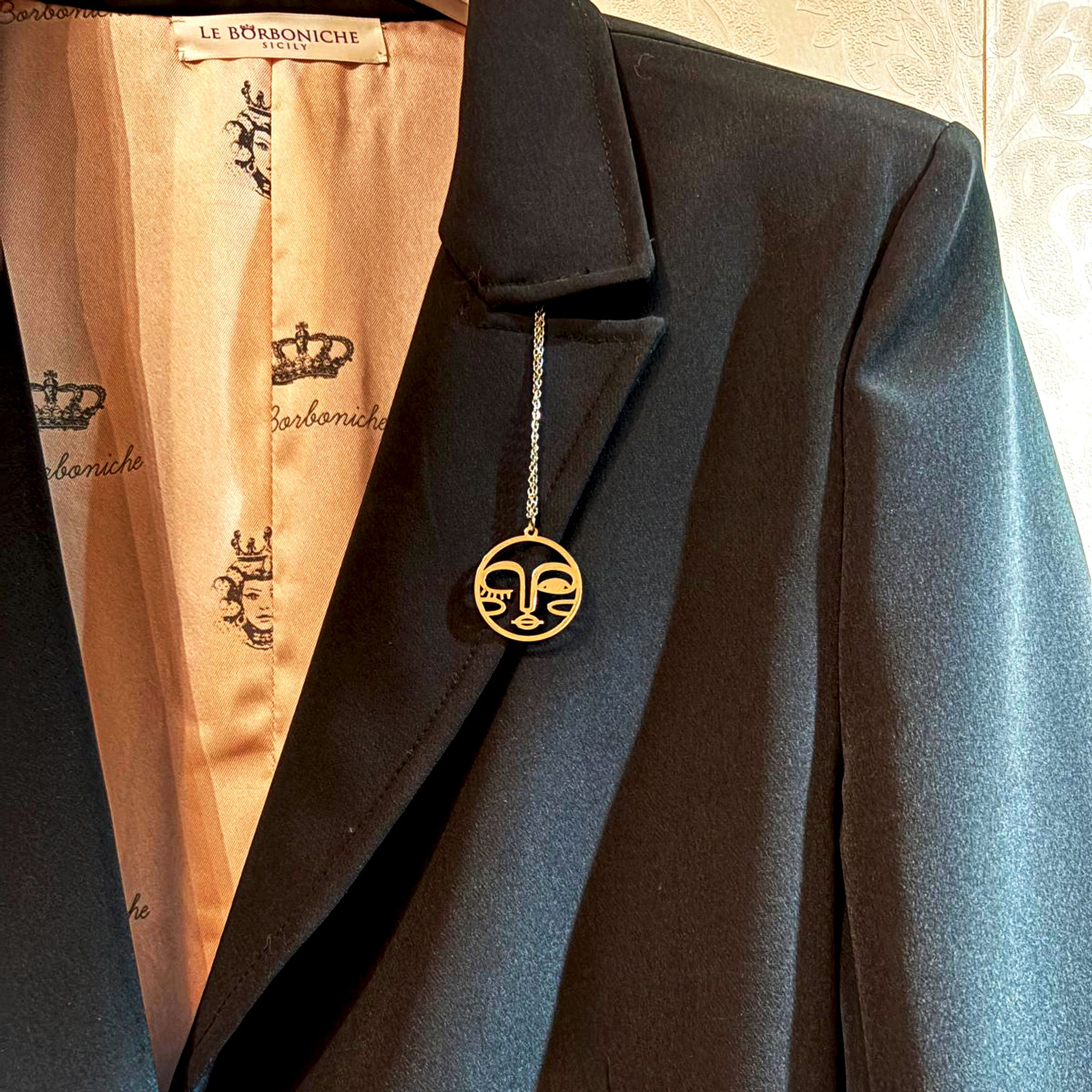 Particolare del medaglione sullo scollo