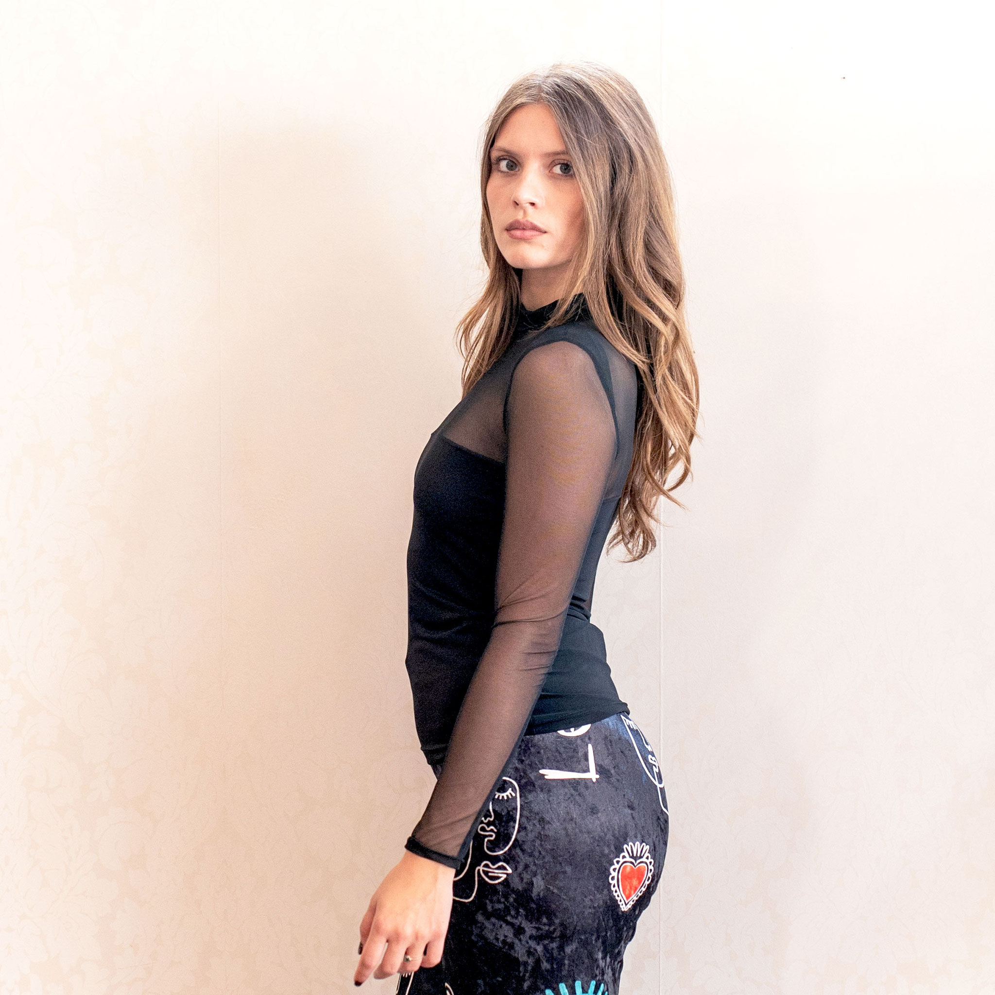 particolare delle maniche in tulle elasticizzato