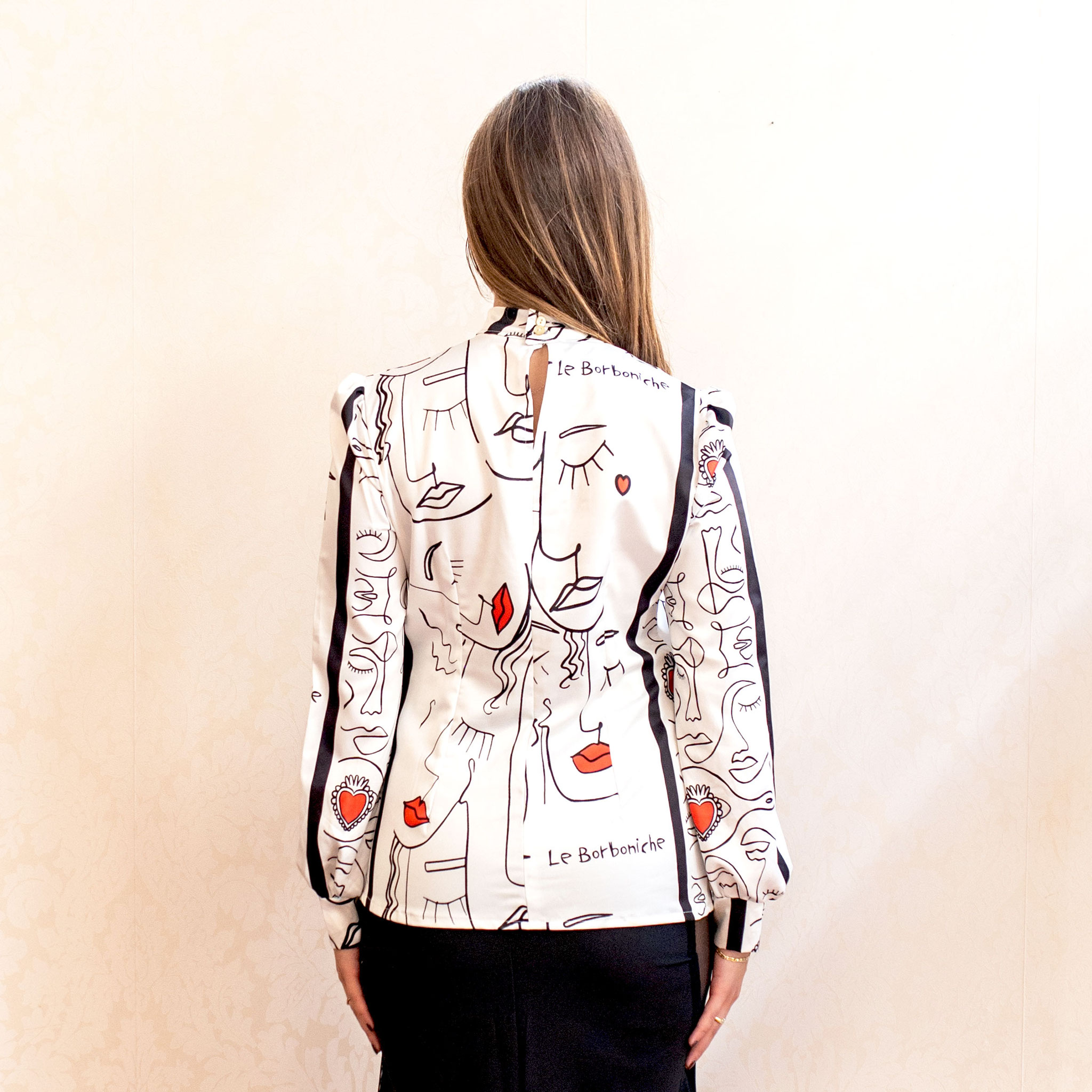 Chiusura con bottoni sul retro