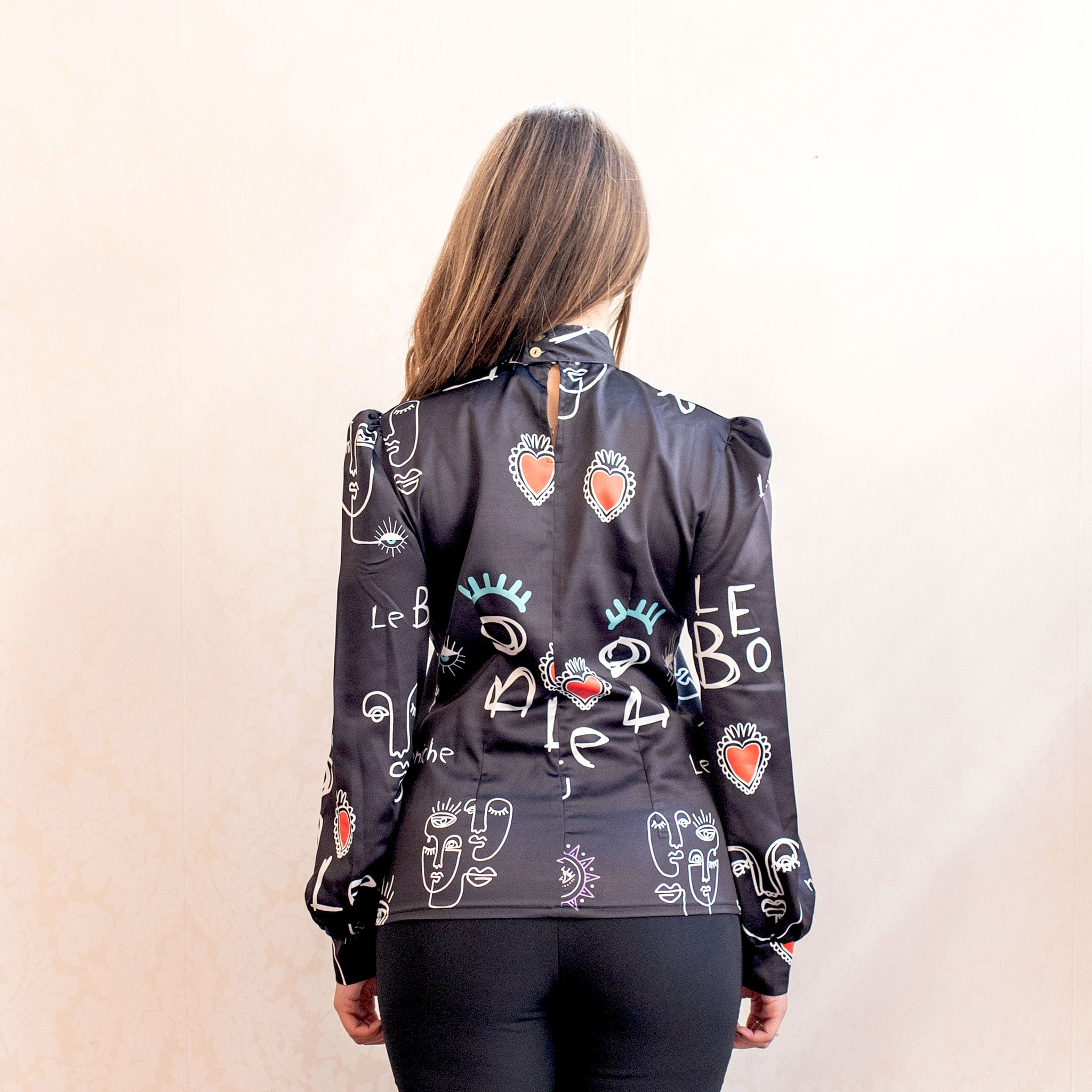 Chiusura con bottoncini sul retro