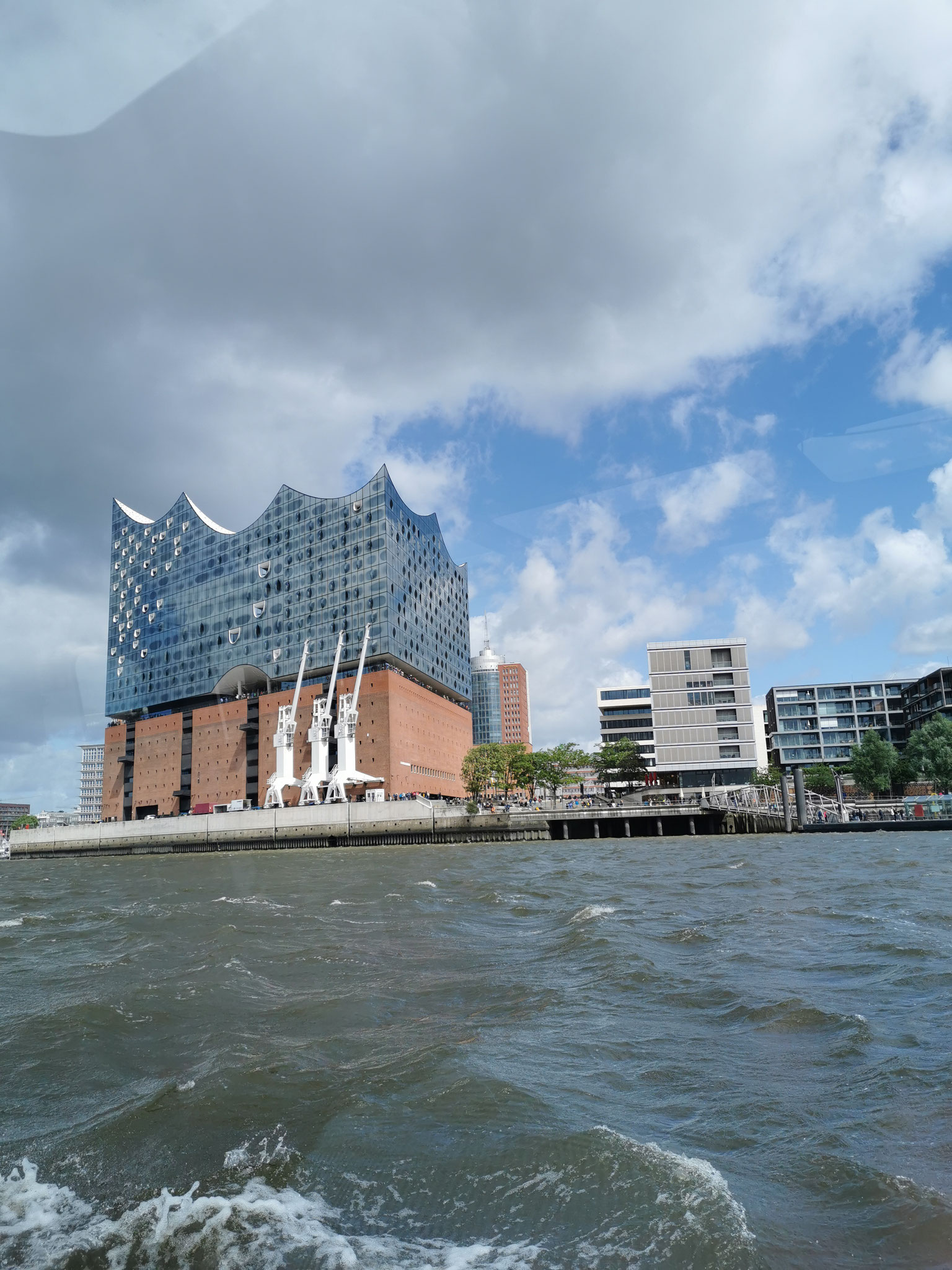 die Elbphilharmonie vom Wasser aus. Hafentour durch Hamburg
