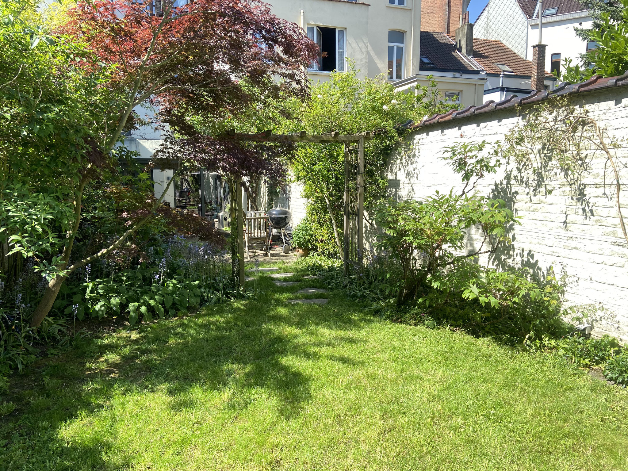 Jardin de ville 120m2 - Jardin de chambres - Le jardin depuis le fond/ Printemps 2024. Amenagement jardin Bruxelles
