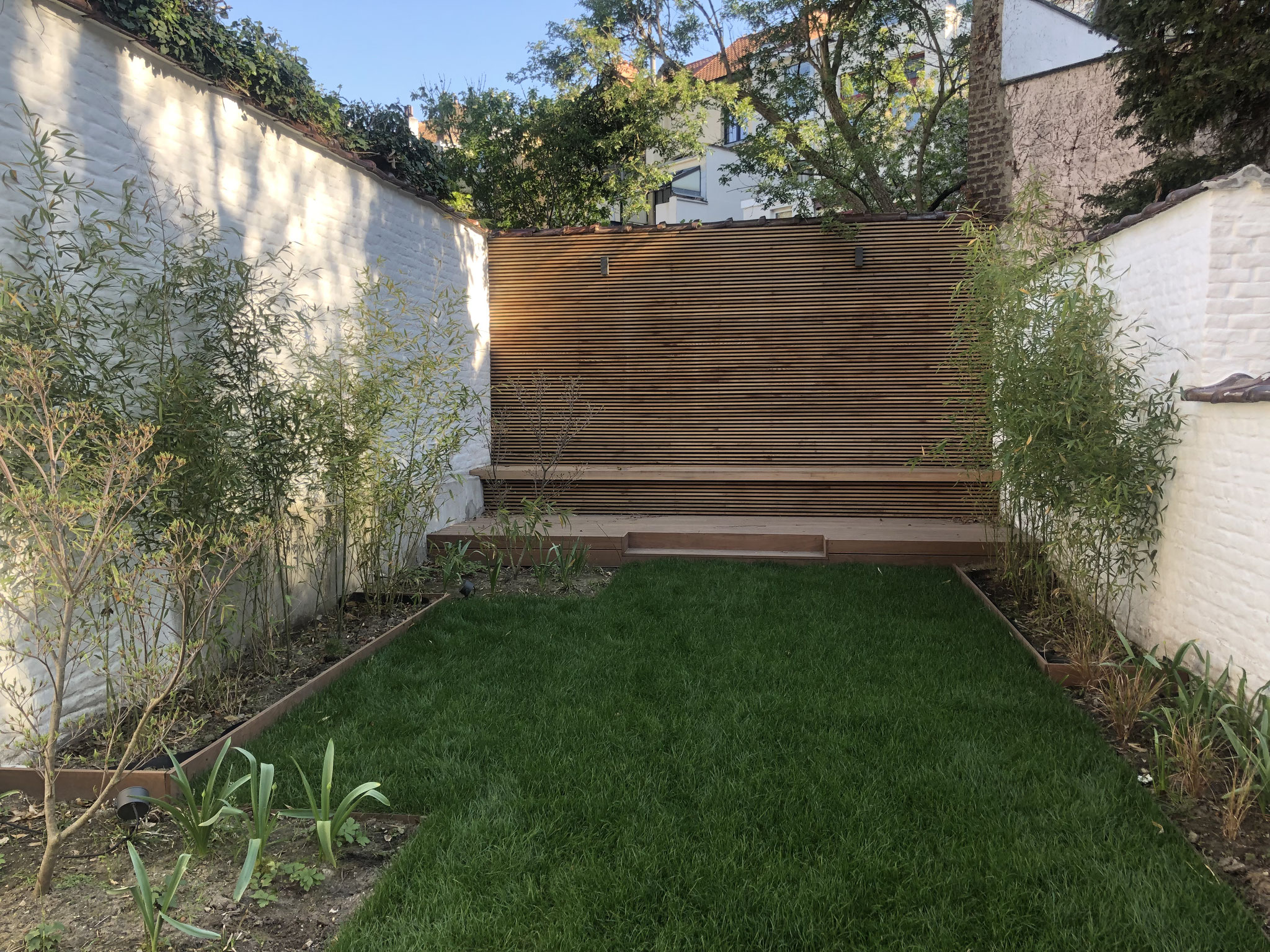 Jardin de 100m2 - Style contemporain - Vue d'ensemble / Terrasse du fond - Bardage / Banquette. Aménagement jardin Bruxelles