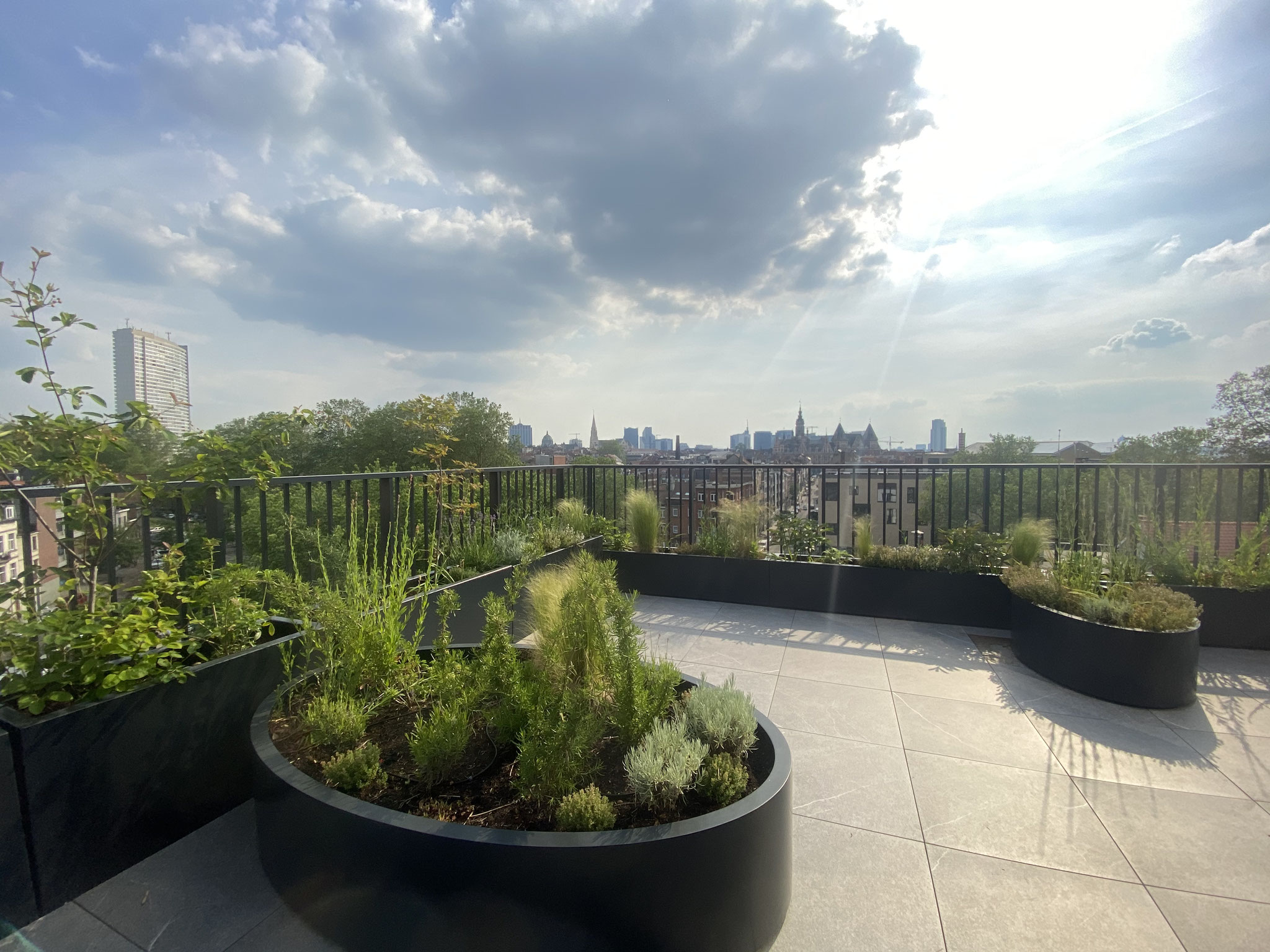 Rooftop Terrasse 40m2 - Aménagement contemporain - Vue sur la ville. Aménagement Jardin Bruxelles