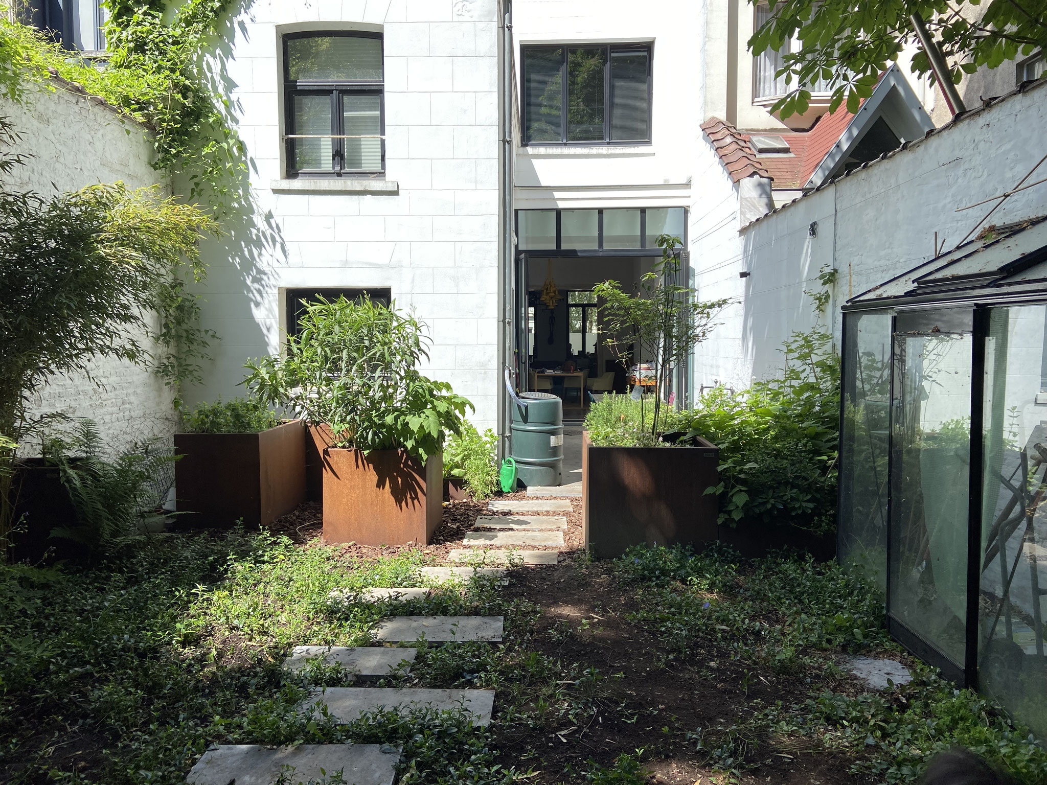 Jardin de ville 100m2 - Potager urbain - Vue depuis le fond du jardin. Aménagement Jardin Bruxelles.