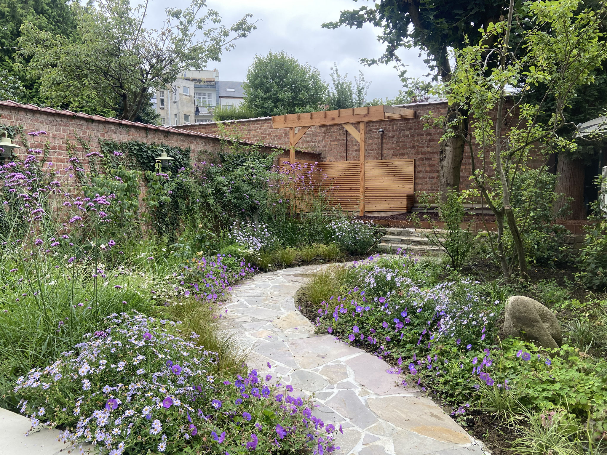 Jardin de ville 50m2 - Jardin naturaliste - Chemin en cassons de grès menant au garage et à la terrasse arrière. Aménagement Jardin Bruxelles