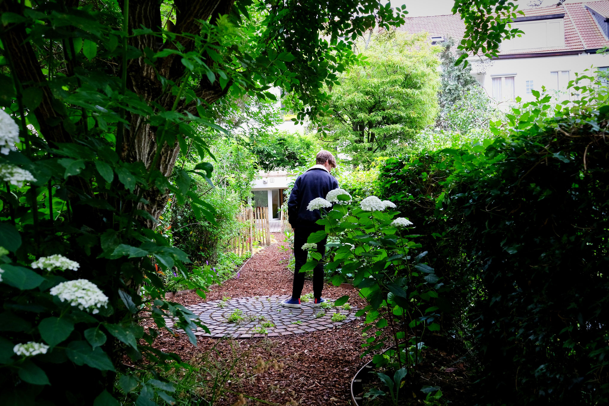 Jardin de ville 120m2 - Agroforesterie urbaine - La terrasse arrière. Aménagement jardin Bruxelles.