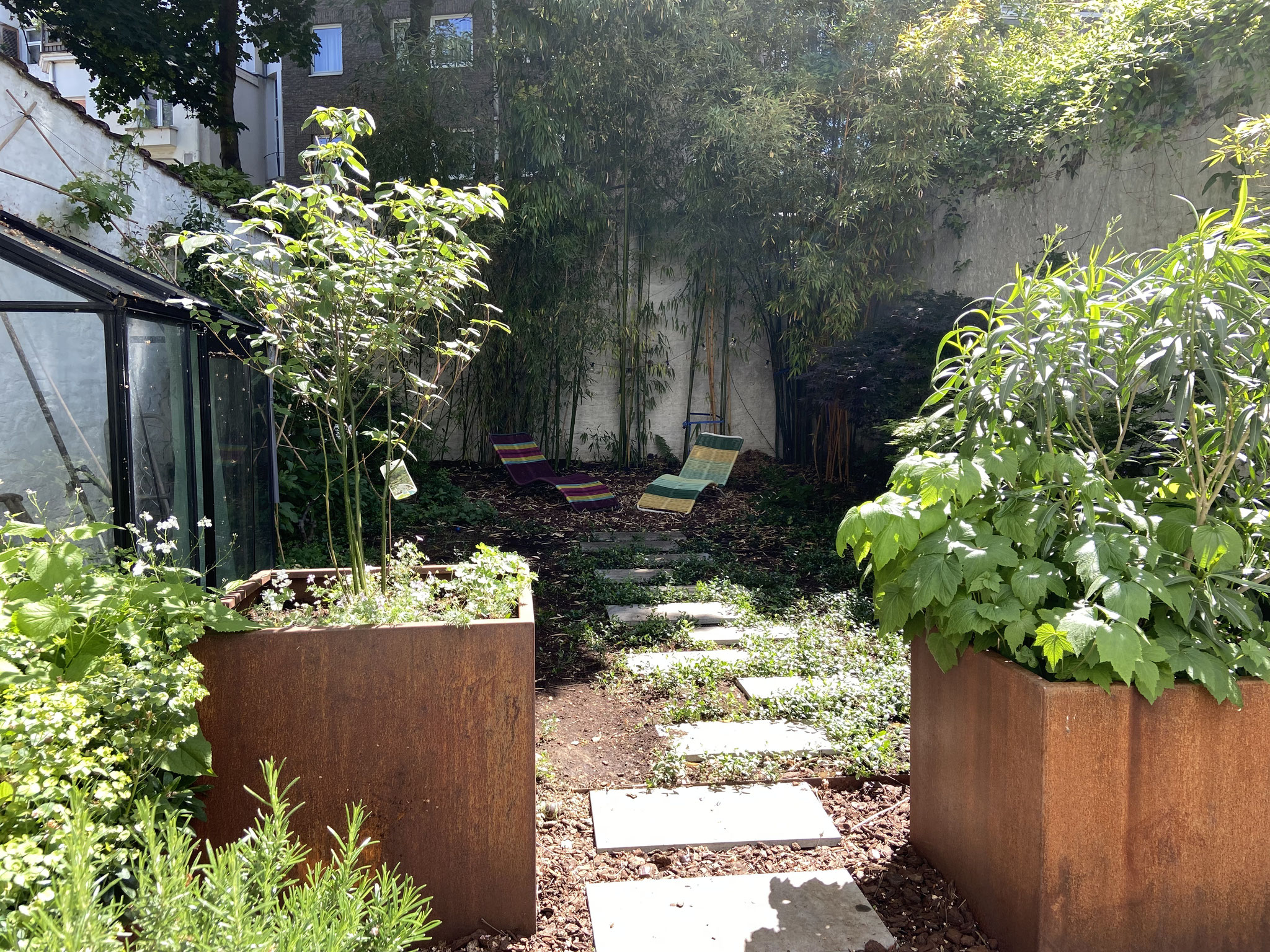 Jardin de ville 100m2 - Potager urbain - Vue depuis la terrasse. Aménagement Jardin Bruxelles.