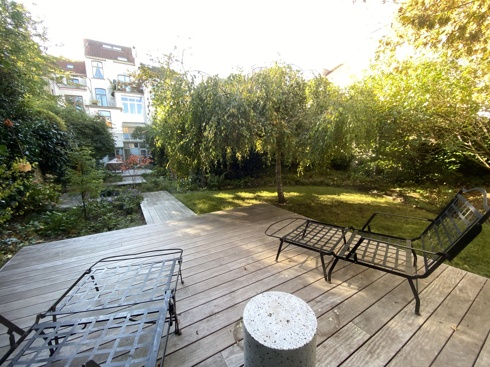 Jardin de ville 250m2 - Jardin contemporain -Terrasse en bois / Bain de soleil - Automne 2021. Aménagement Jardin Bruxelles
