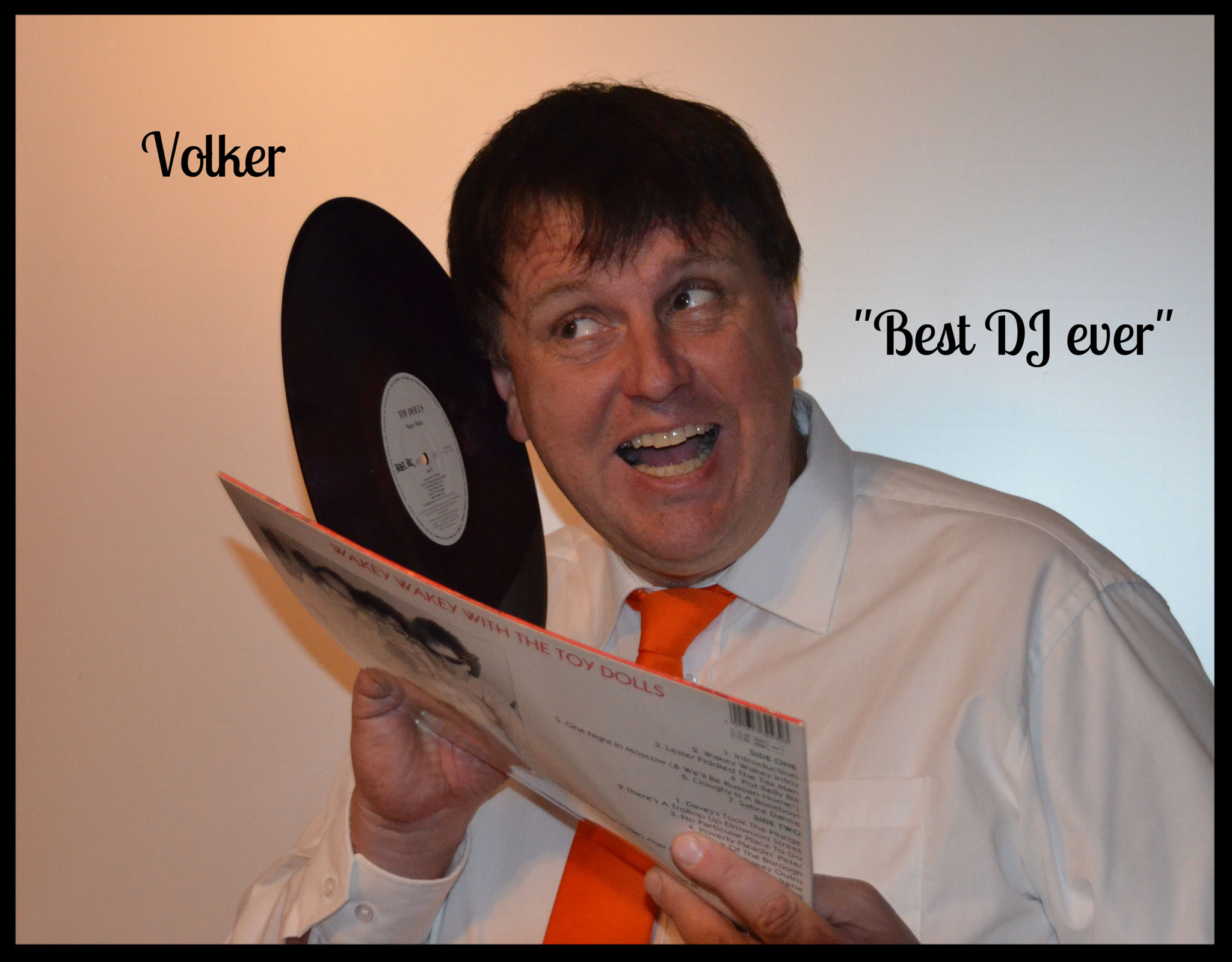 Obwohl Volker selber singen kann wie ein junger Gott, legt er am Wochenende in Clubs Platten auf.