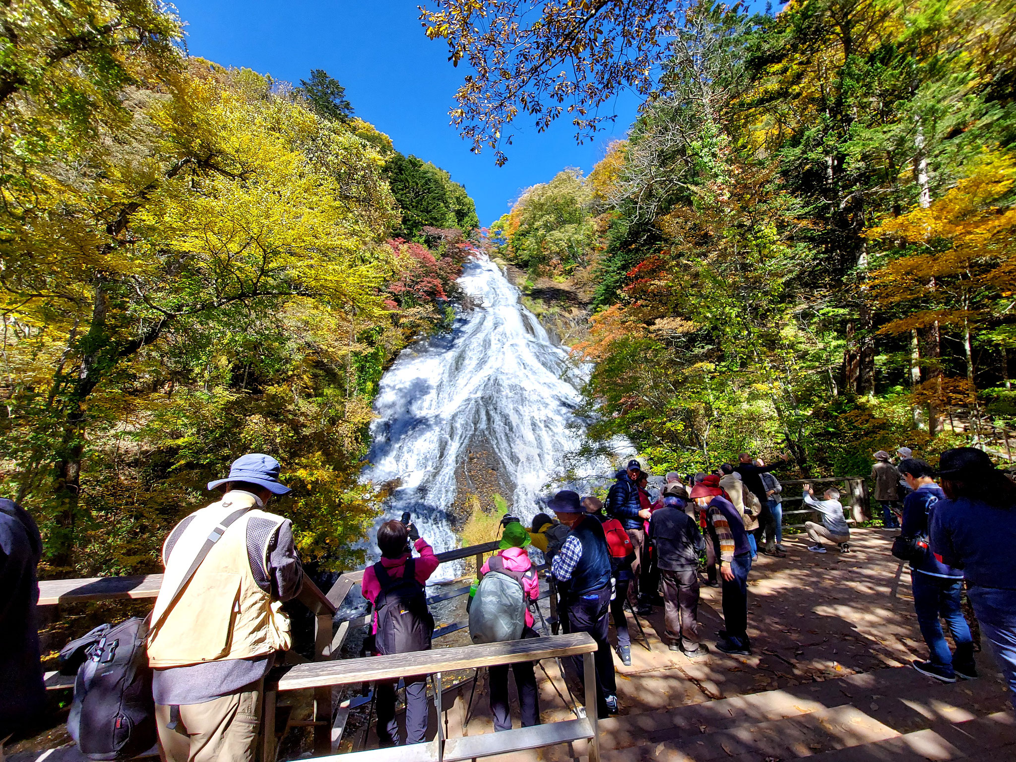 沢山の観光客・湯滝の前です。