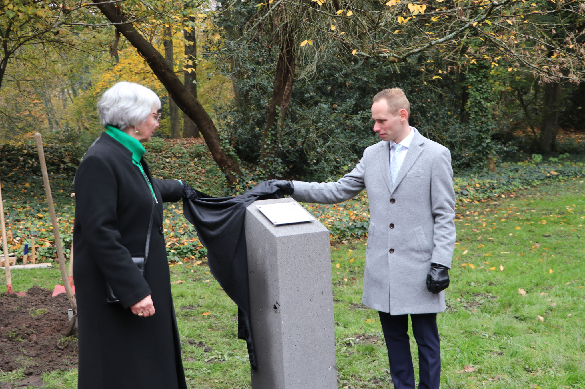 Enthüllung der Stele durch Hanna Schmitt und Björn Breininger