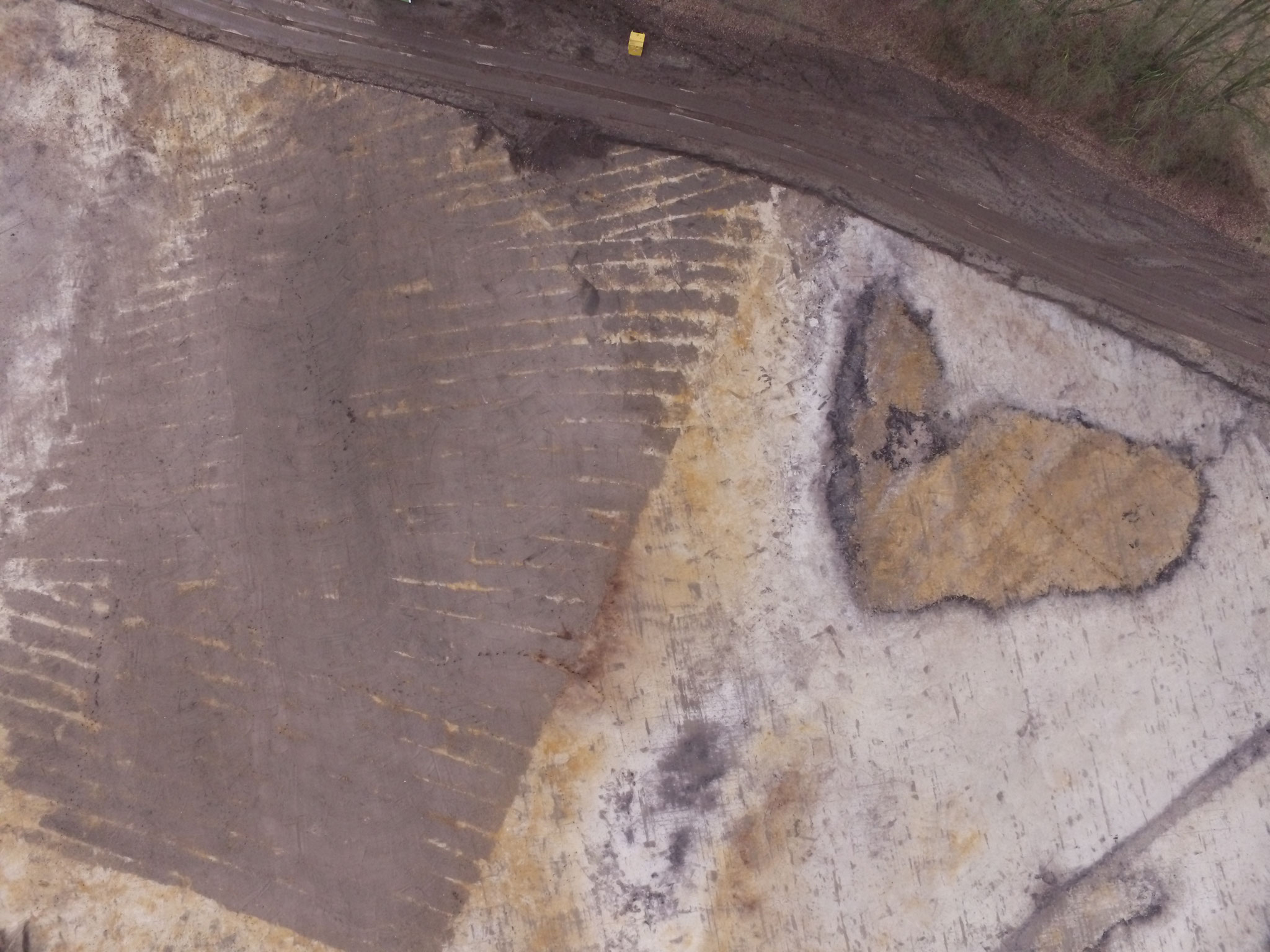 Kleine veenput en landbouwstructuren met noordelijk de afvoerweg.