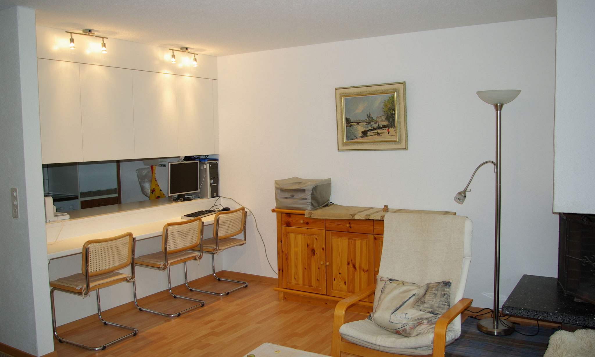 Bar mit Durchreiche zur Küche