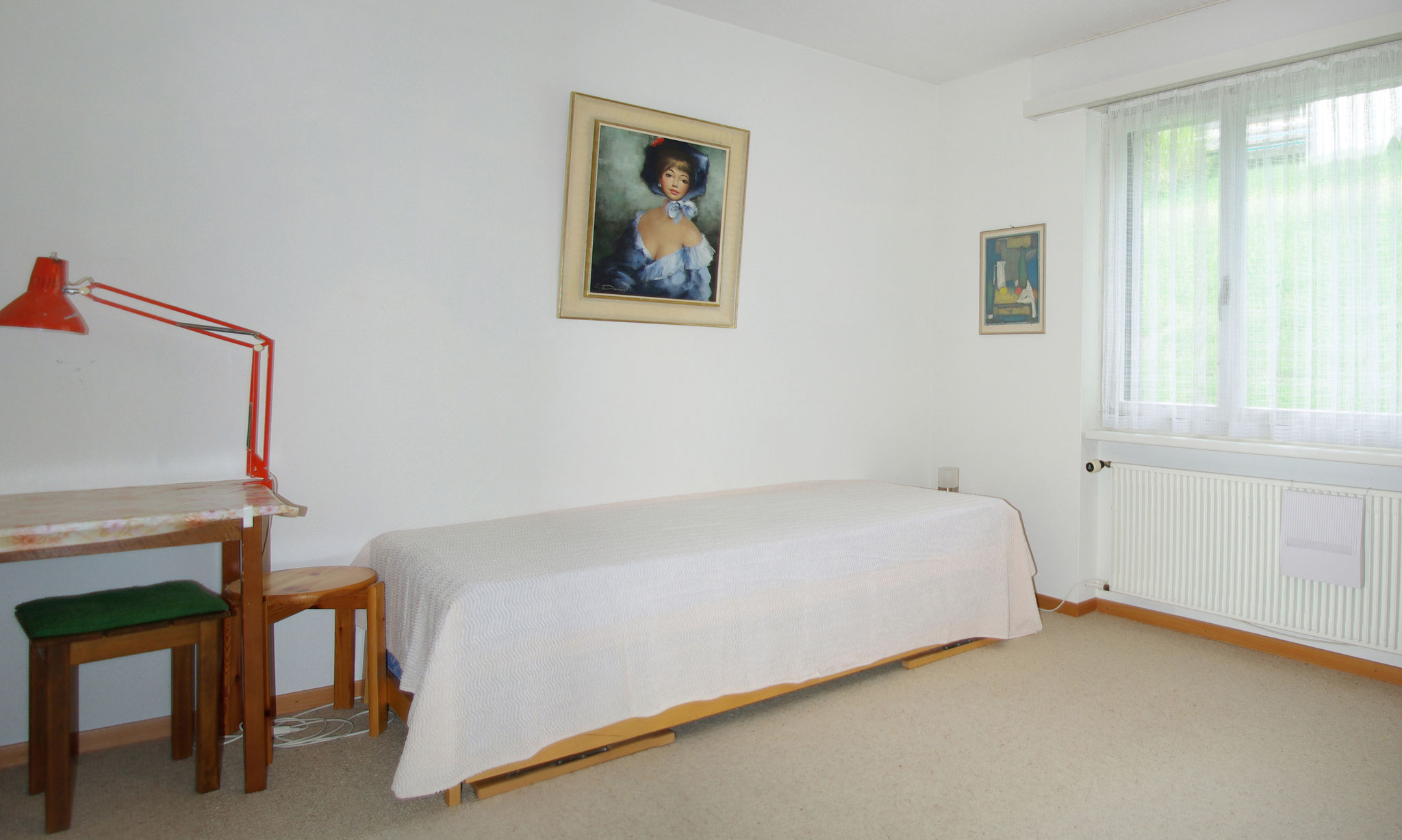 Schlafzimmer mit untereinander verstaubarem Doppelbett