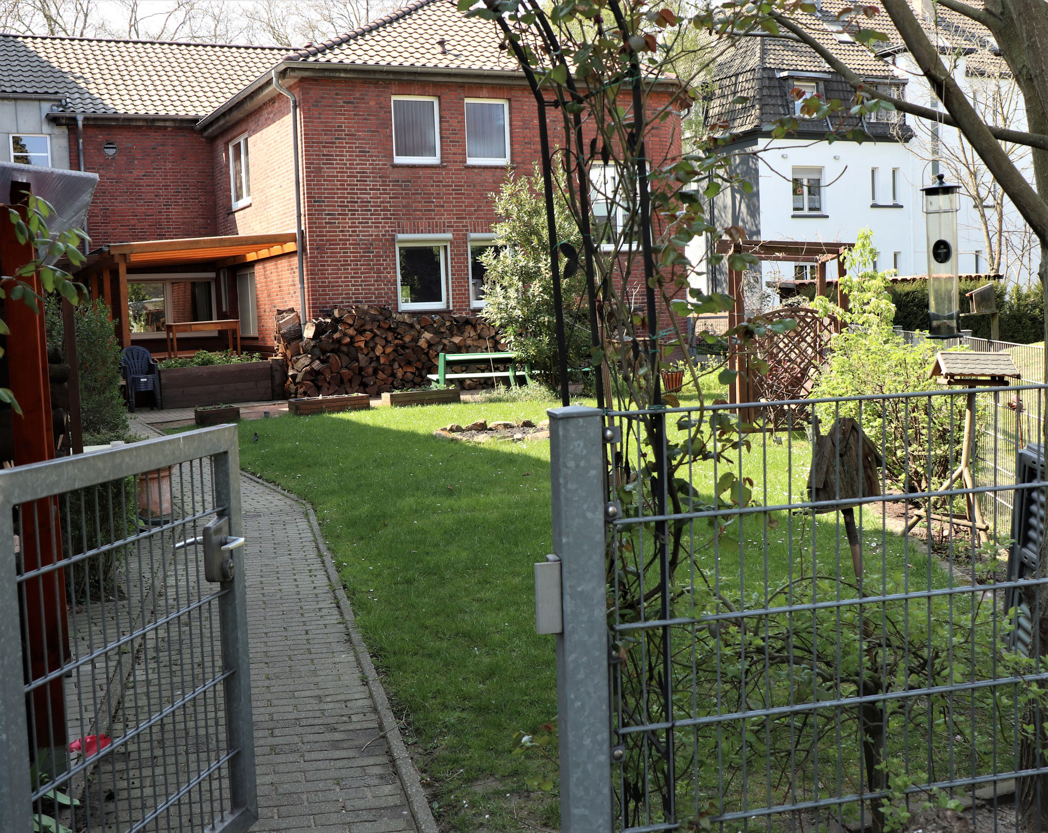 Blick vom 'Gartentor' (hinten)   -   wird gern als Zugang von Birkenweg + über die OGS-Spielfläche / Parkplatz genutzt