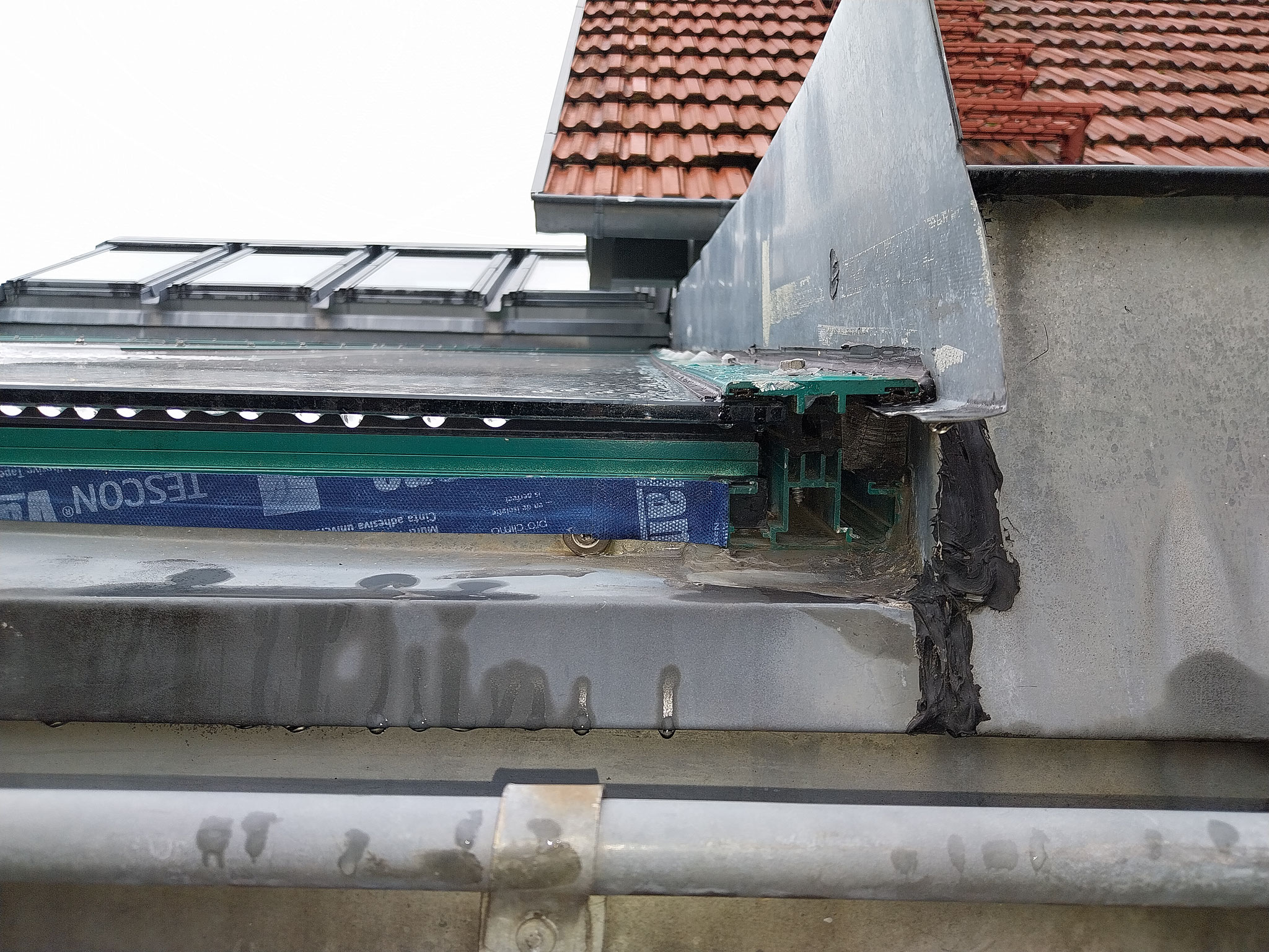 Mehrere bauseitige Versuche mit Silikonverklebungen waren nicht erfolgreich