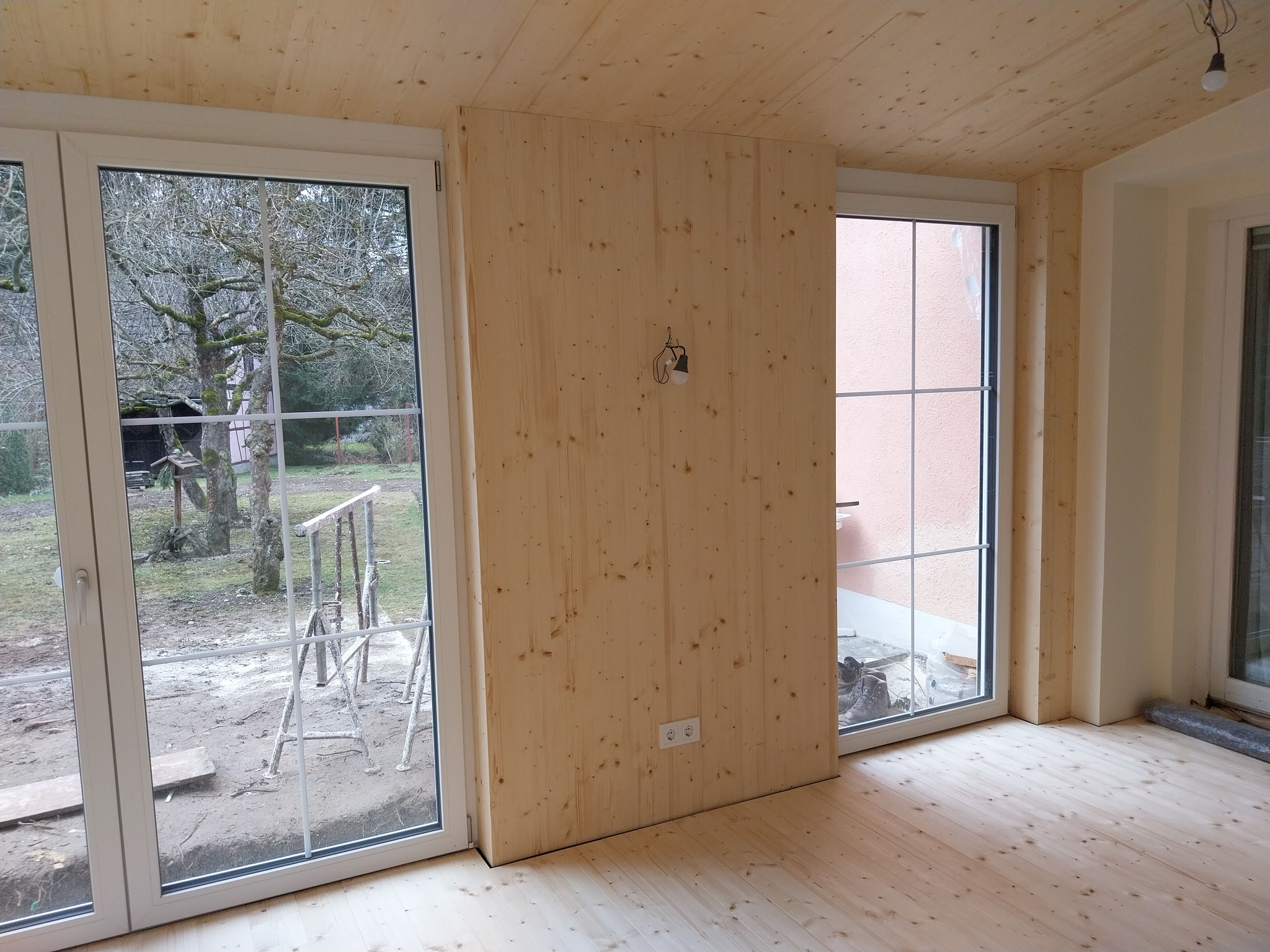 Holzwände mit Türelementen 
