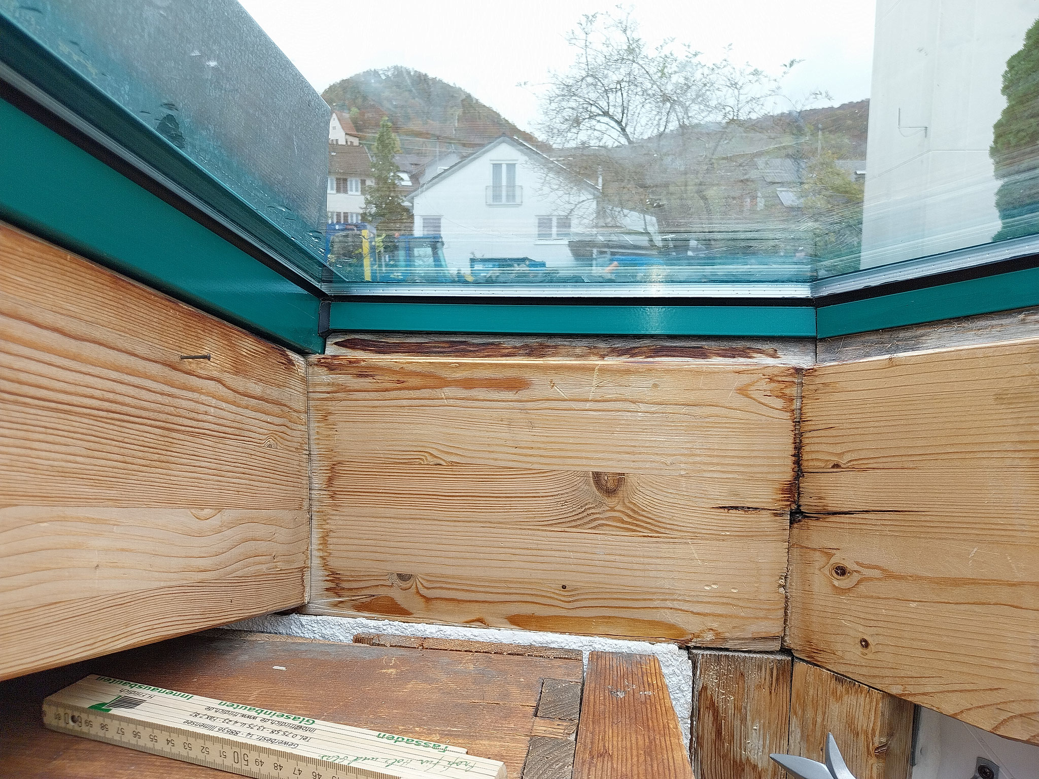Durch längeren Wassereintritt wurde die Holzkonstruktion bereits beschädigt