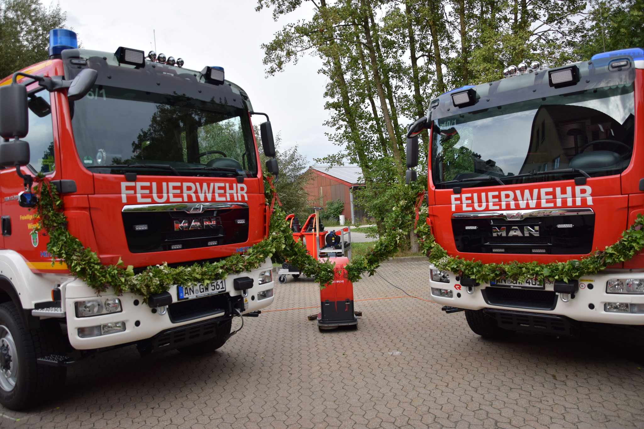 Fahrzeugeinweihung 2016: Das HLF und der V-LKW