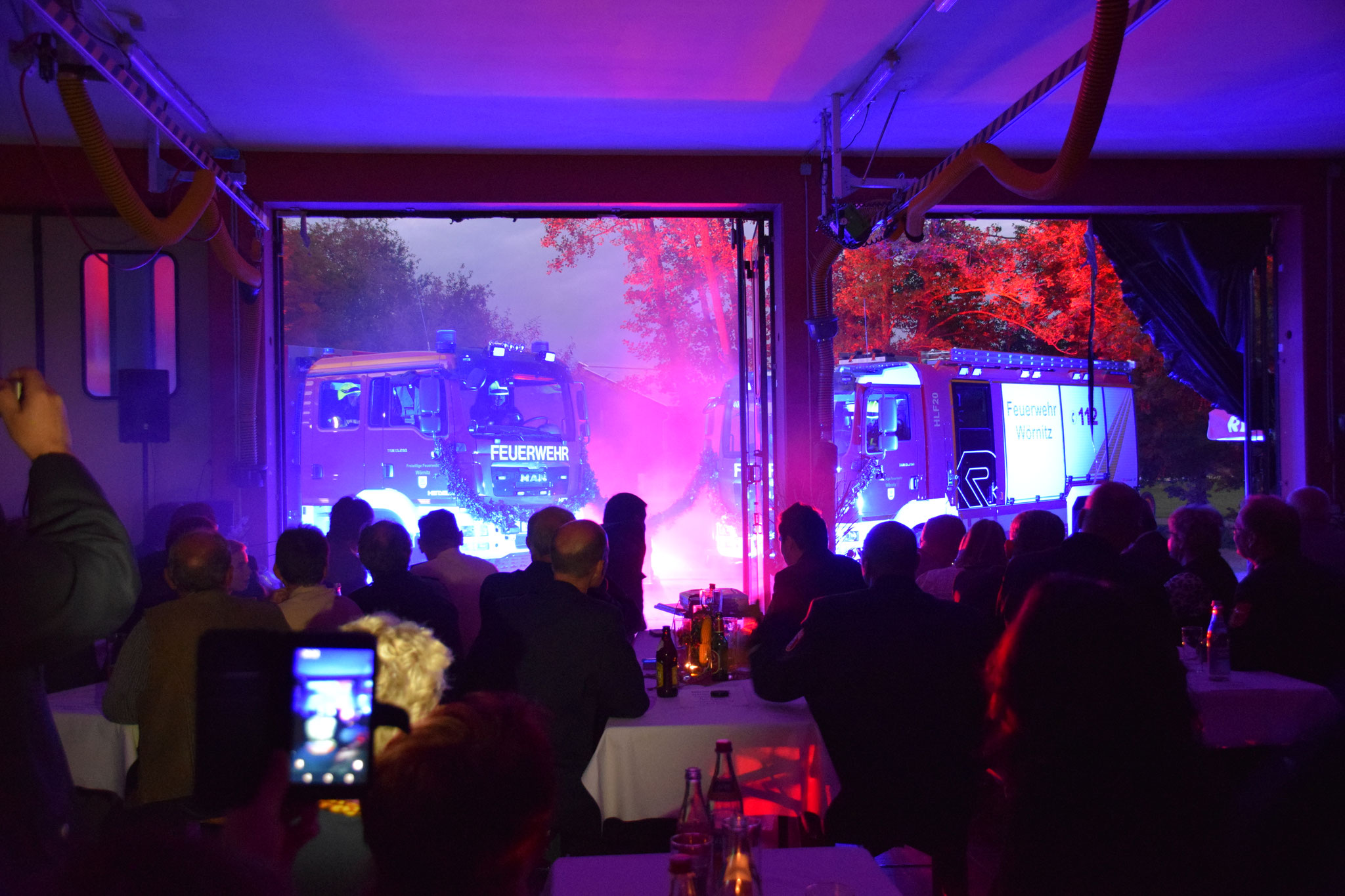 Fahrzeugeinweihung 2016: Das HLF und der V-LKW