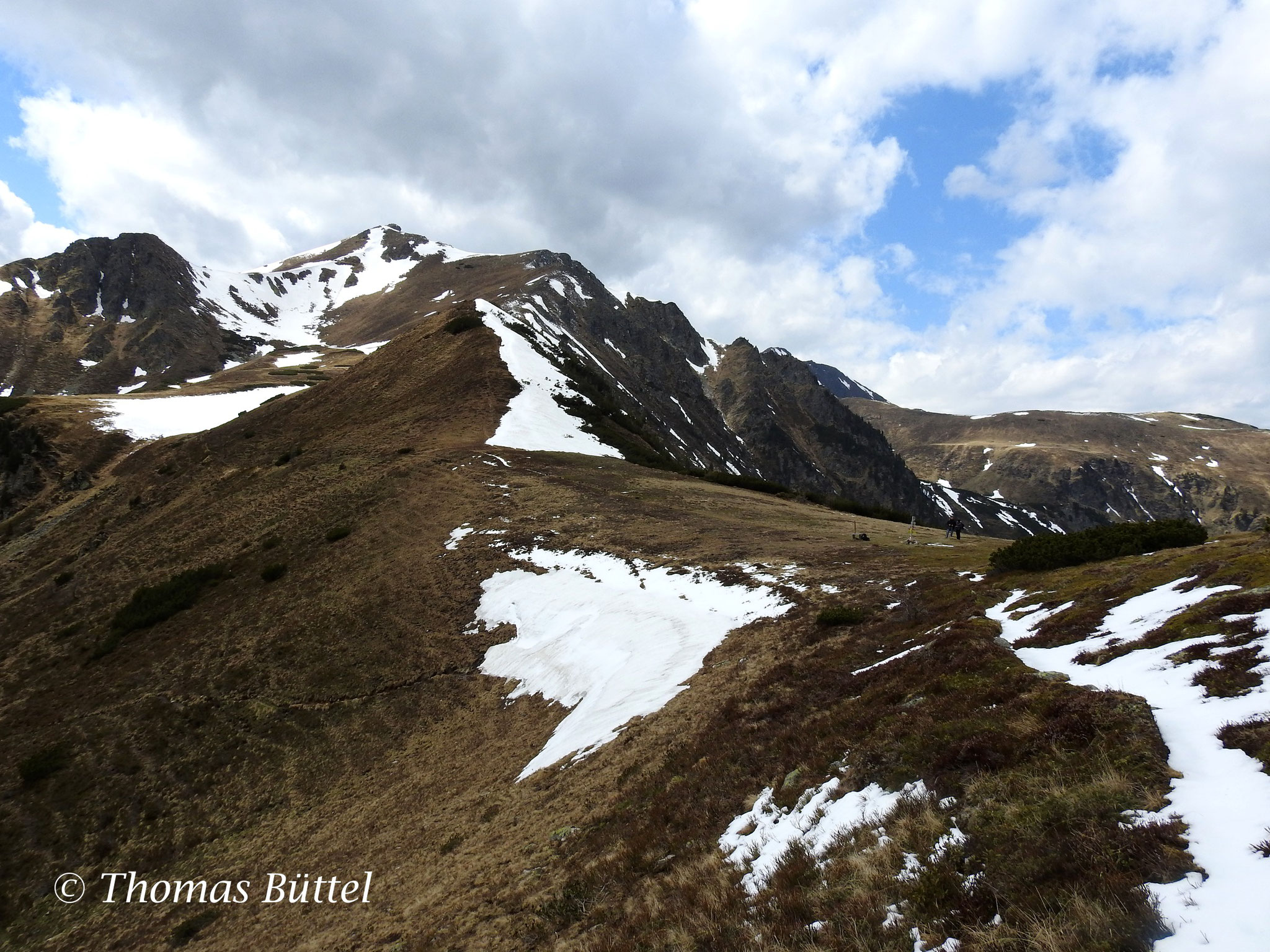Triebener Törl (im Vordergrund) und Sonntagskogel (2229 m)