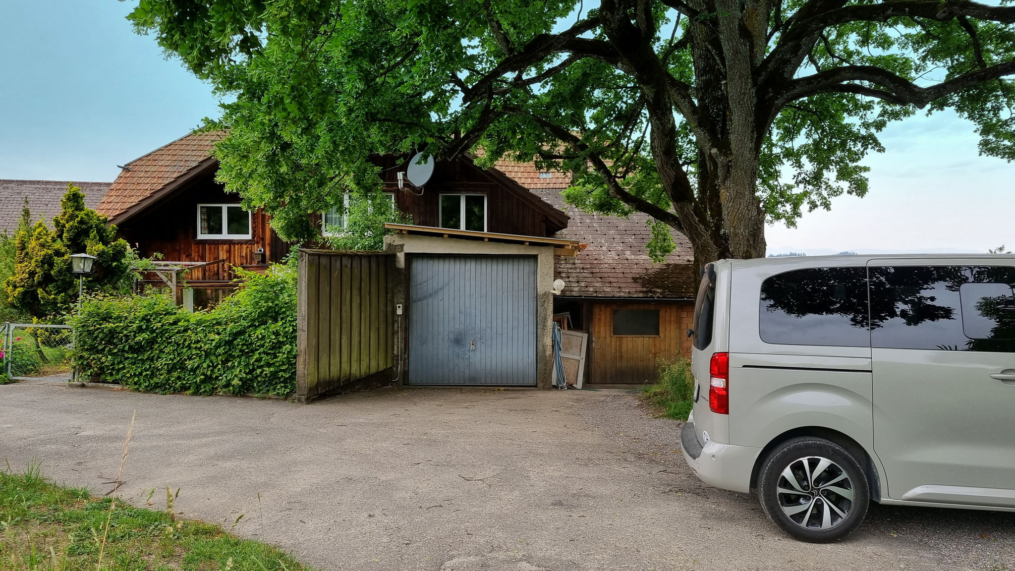 Garage und Aussenparkplätze