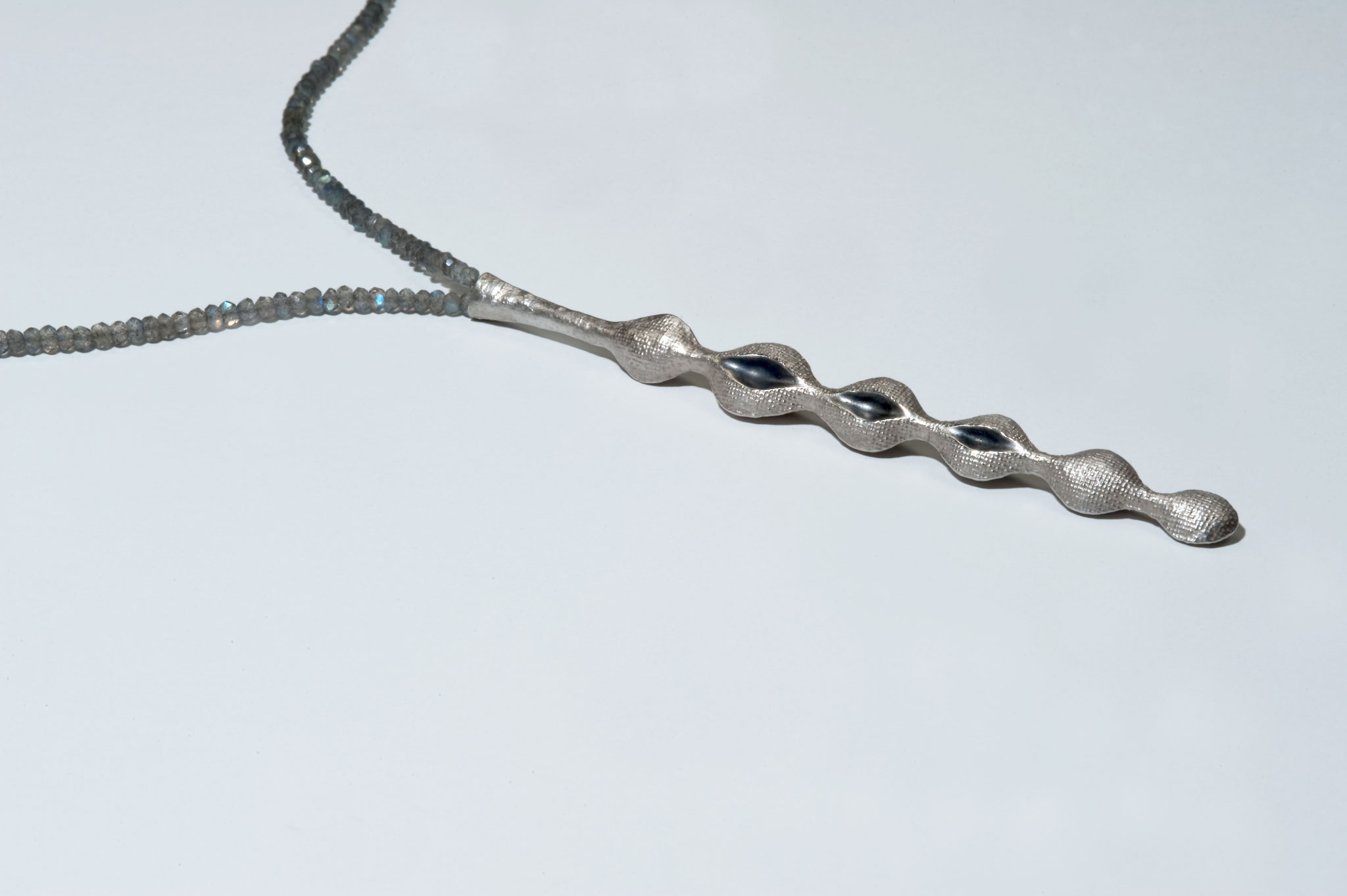 Halsschmuck "Halus" in 925 Silber und Labradorit