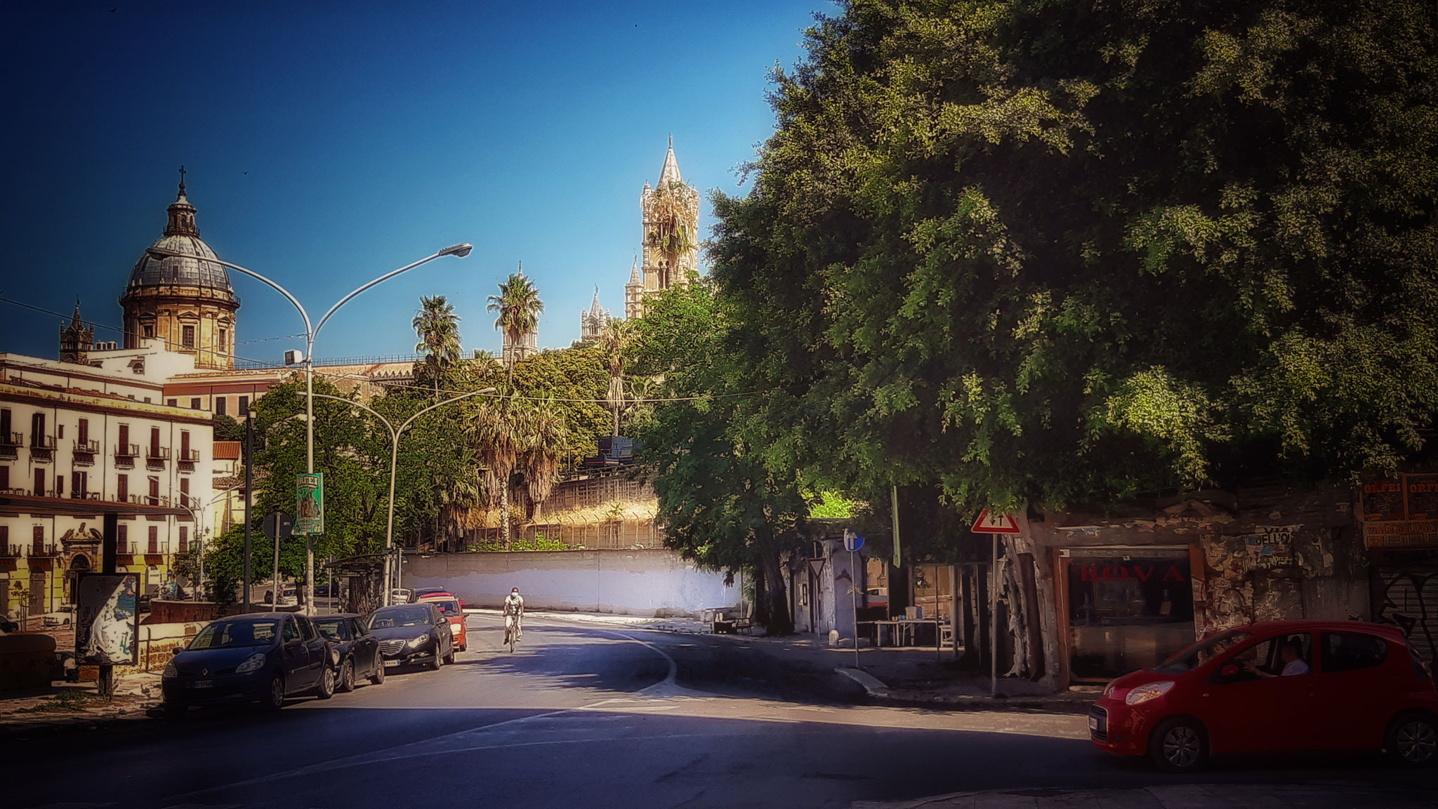 L'ingresso dal Papireto sul Mercato delle Pulci, con vista sulla cupola della Cattedrale ph @ Patrizia Grotta