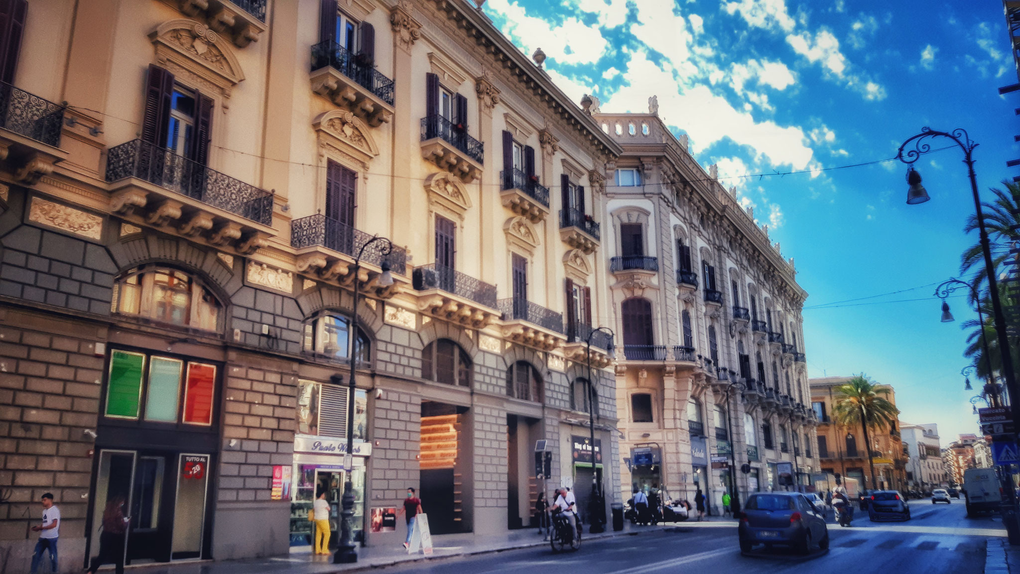 Via Roma e i suoi palazzi d'inizio '900, che ispirano l'abitazione di Luca ph @ Patrizia Grotta