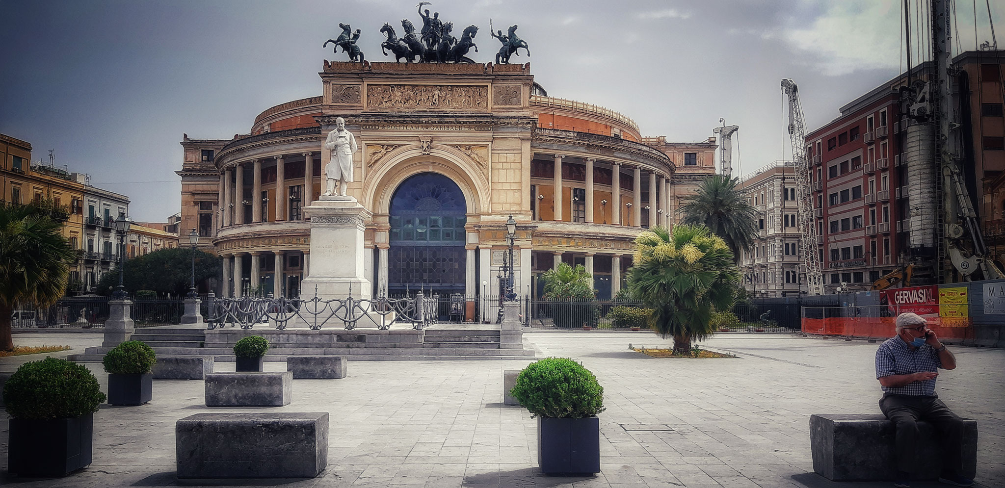 Teatro Politeama, dominato dalla grande quadriga di Apollo ed Euterpe. Qui Stefano conosce Lia  ph @ Patrizia Grotta