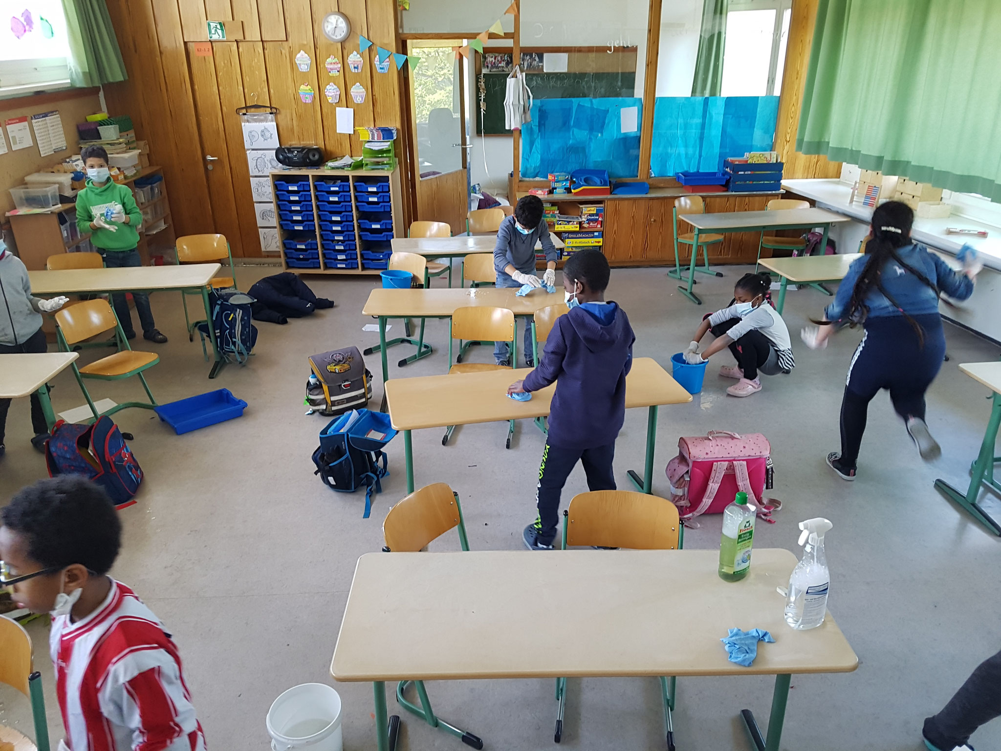 Die Kinder haben alle Tische ordentlich geschrubbt.