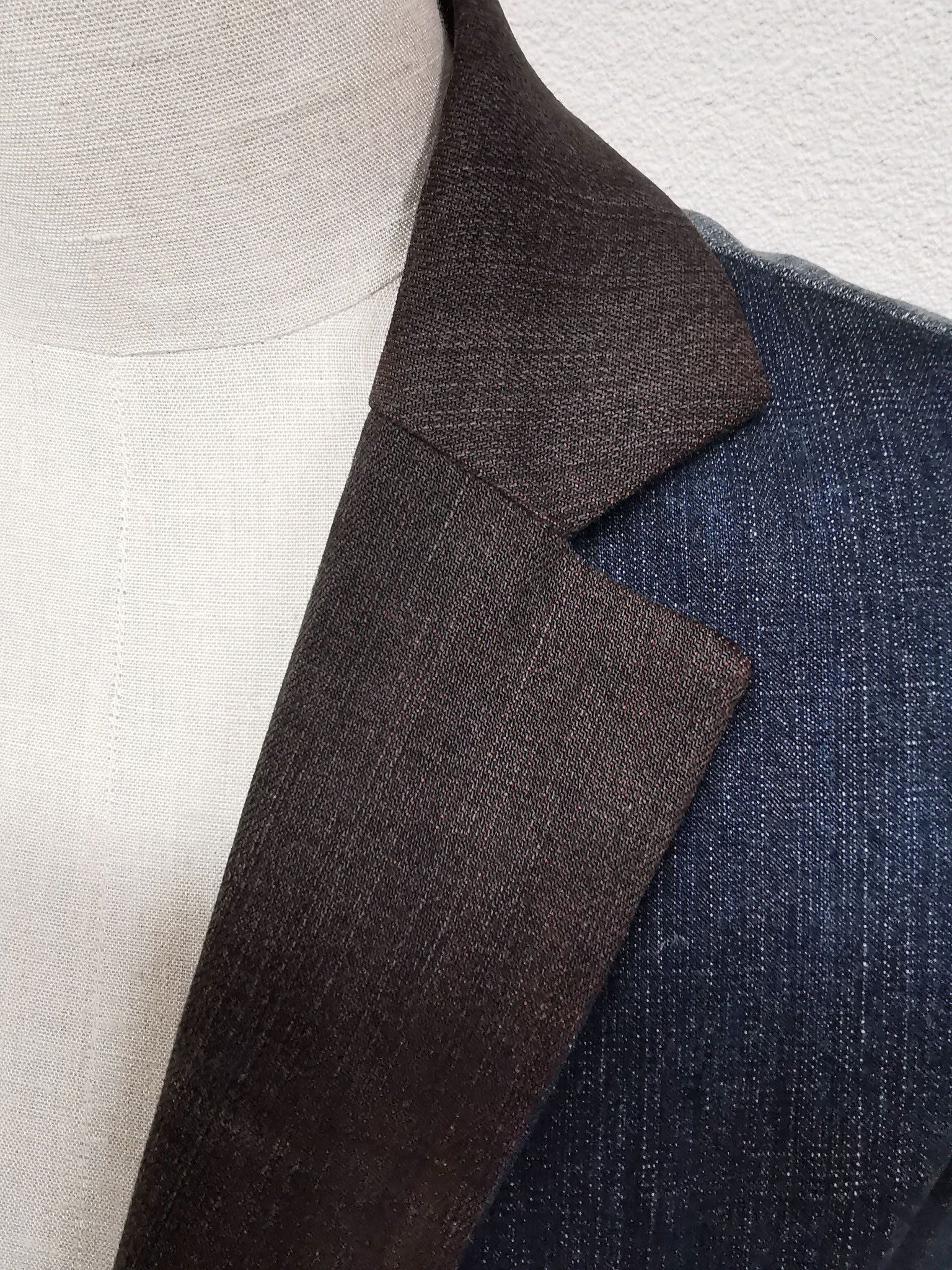 Detailansicht Revers eines Jeansblazers