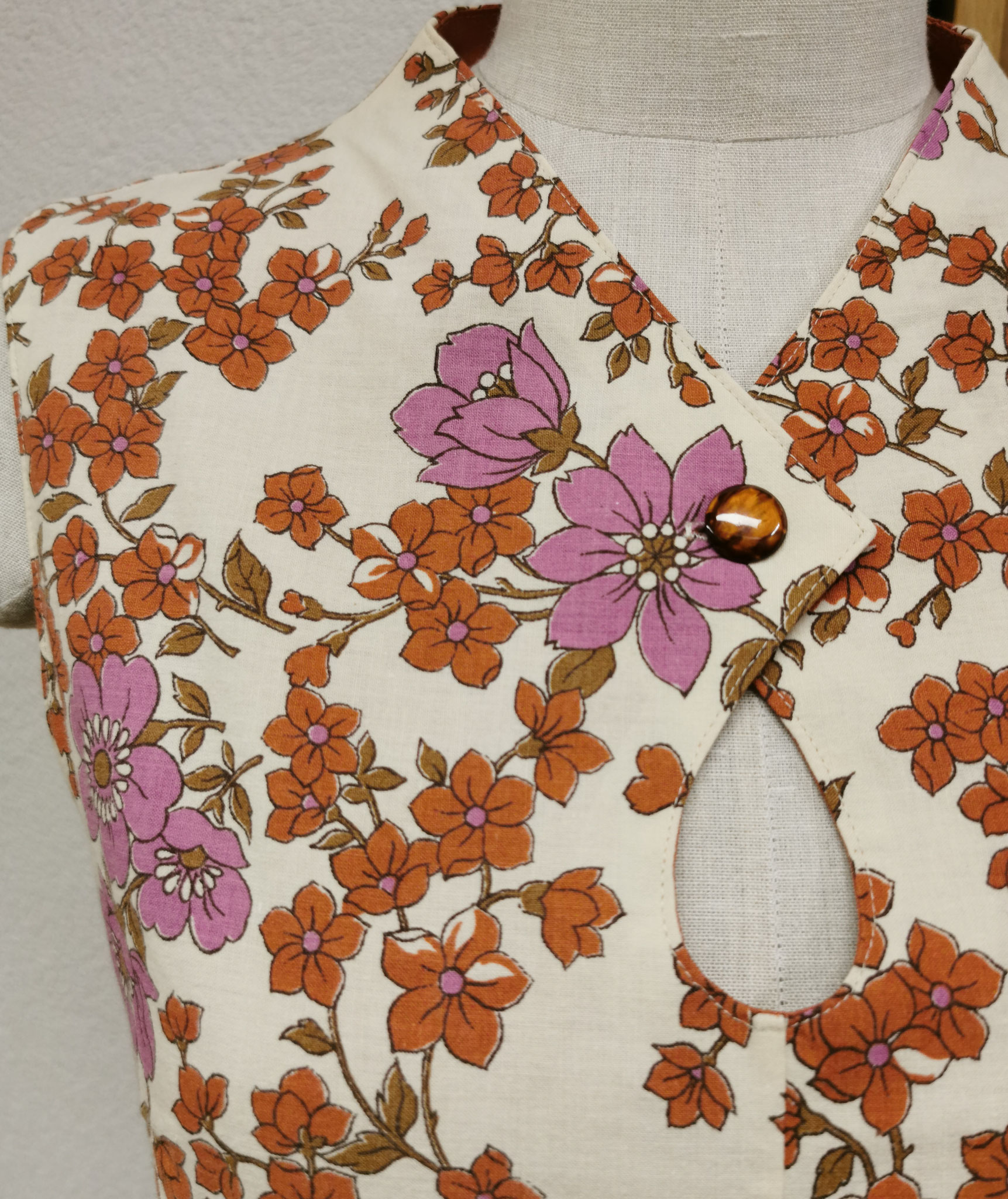 Bluse mit aufgedruckten Kirschblüten und chinesischem Ausschnitt
