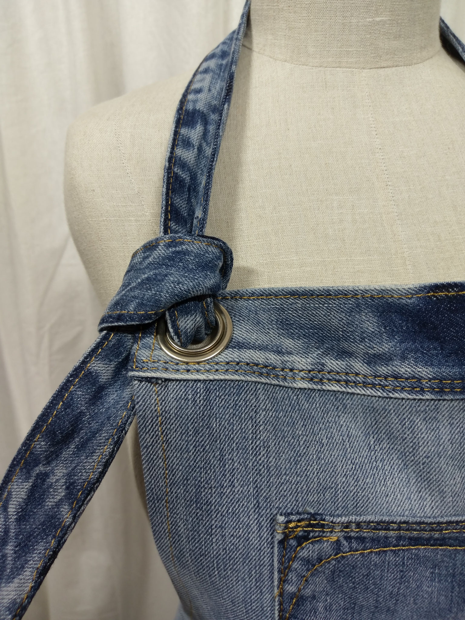 Latzdetail einer Jeanschürze