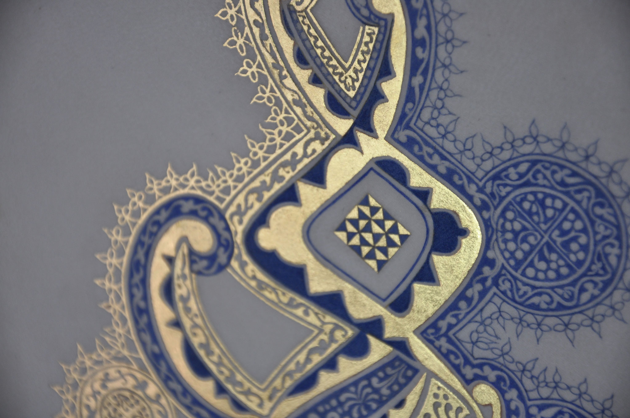 Nushu filigrané en or et lapis lazuli