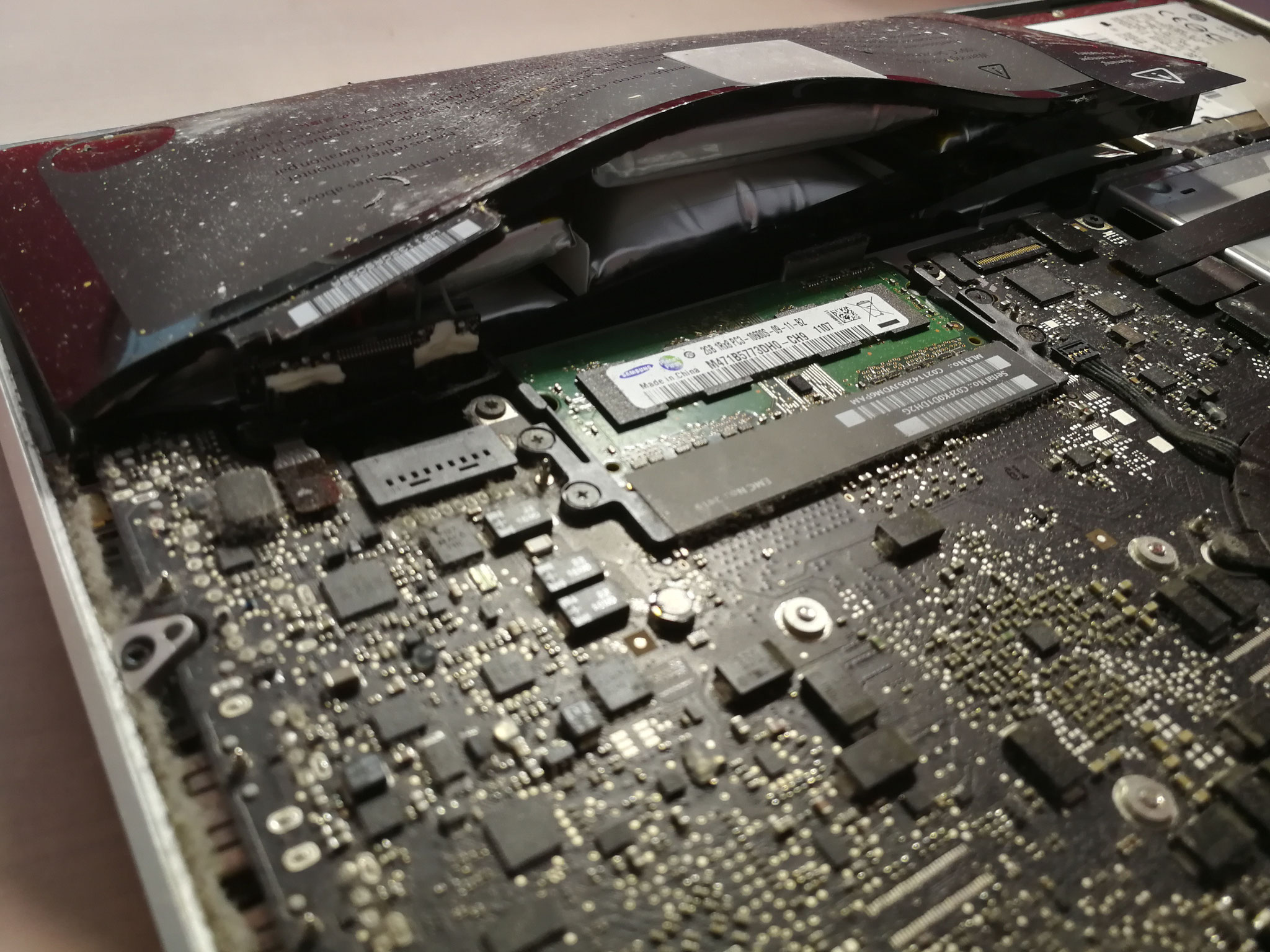 Hier hat ein aufgeblähter Akku fast ein ganzes Gerät zerstört! Apple MacBook Reparatur in Jena (z.B. durch Aufquellen des Akkus).
