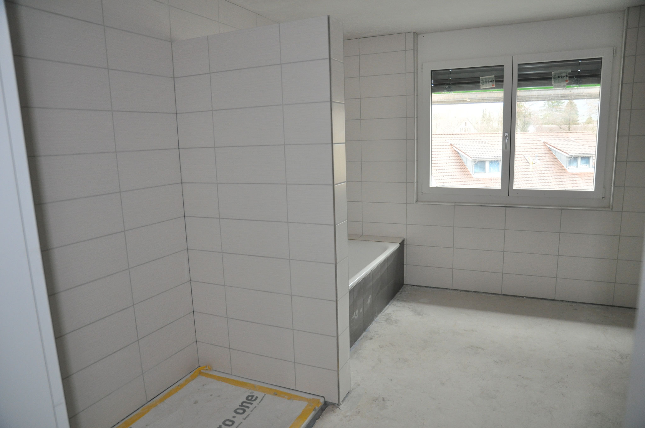 Das grosse Badezimmer im Innenausbau 4,5 Zimmer Wohnung Einheit B (März 2016)