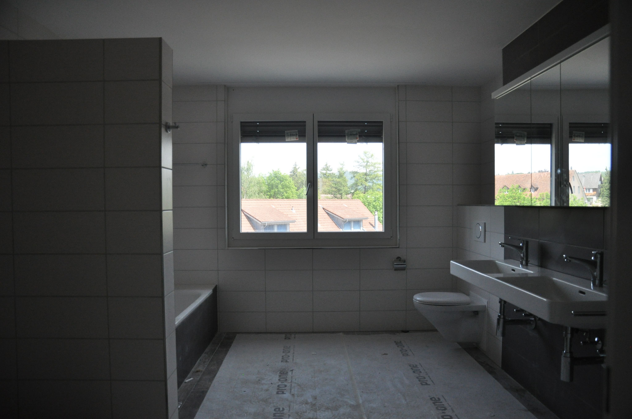 4,5 Zimmer Wohnung Einheit B: das grosse Badezimmer hat Wohnraum-Format! Ende Mai 2016