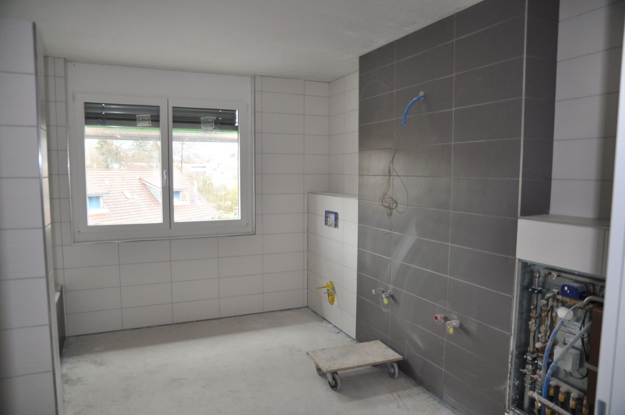 Das grosse Badezimmer im Innenausbau 4,5 Zimmer Wohnung Einheit B (März 2016)