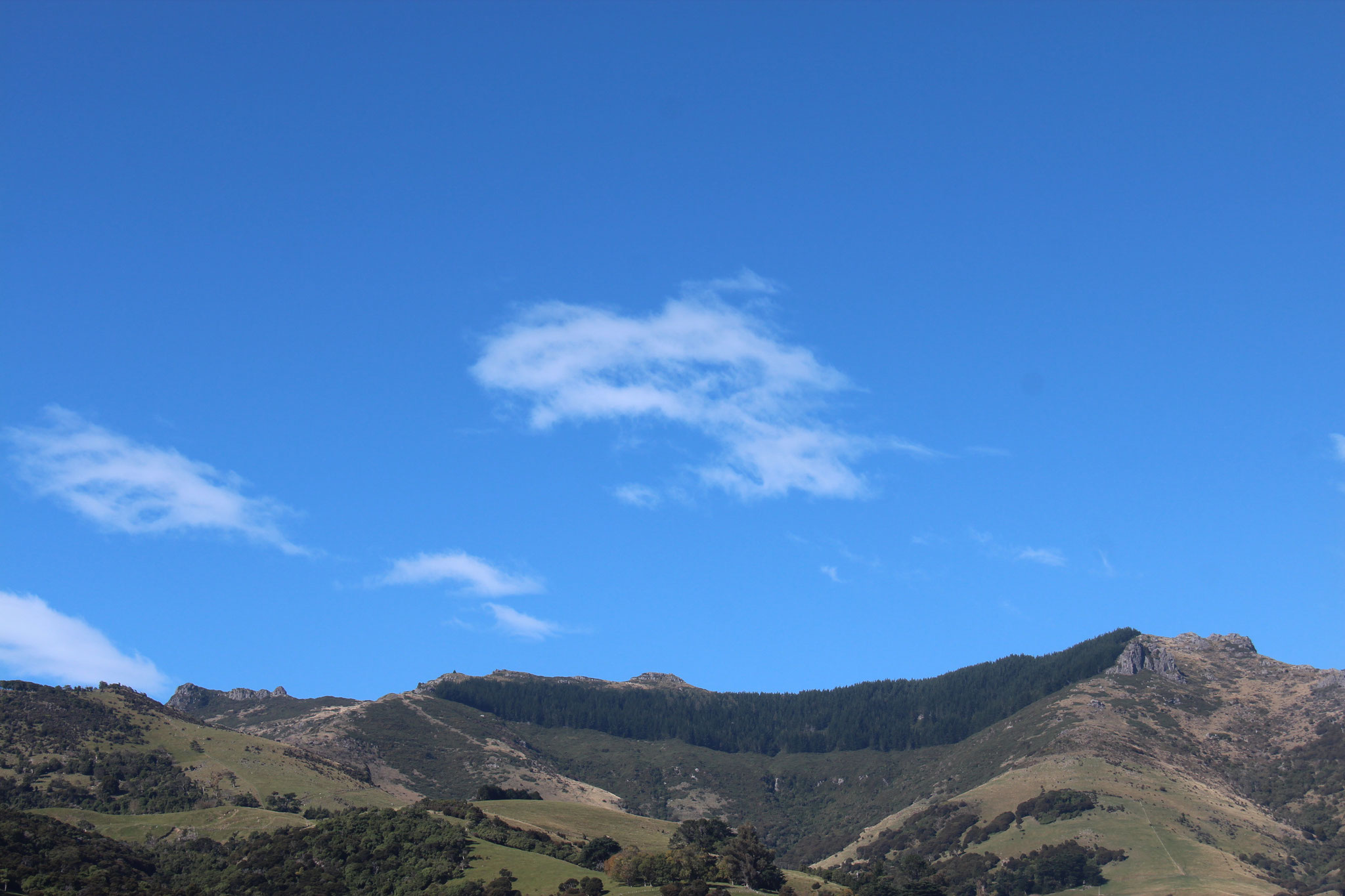 564: Beautiful mountains surround Akaroa