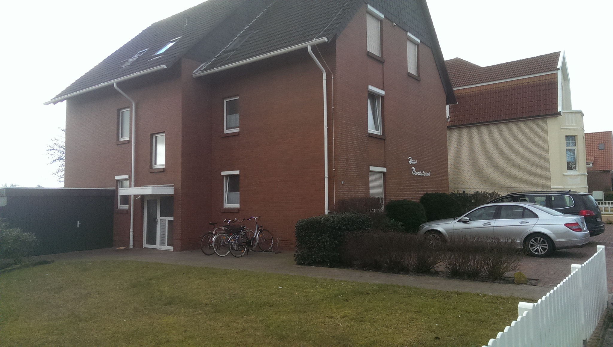abschließbarer Fahrradschuppen neben dem Haus