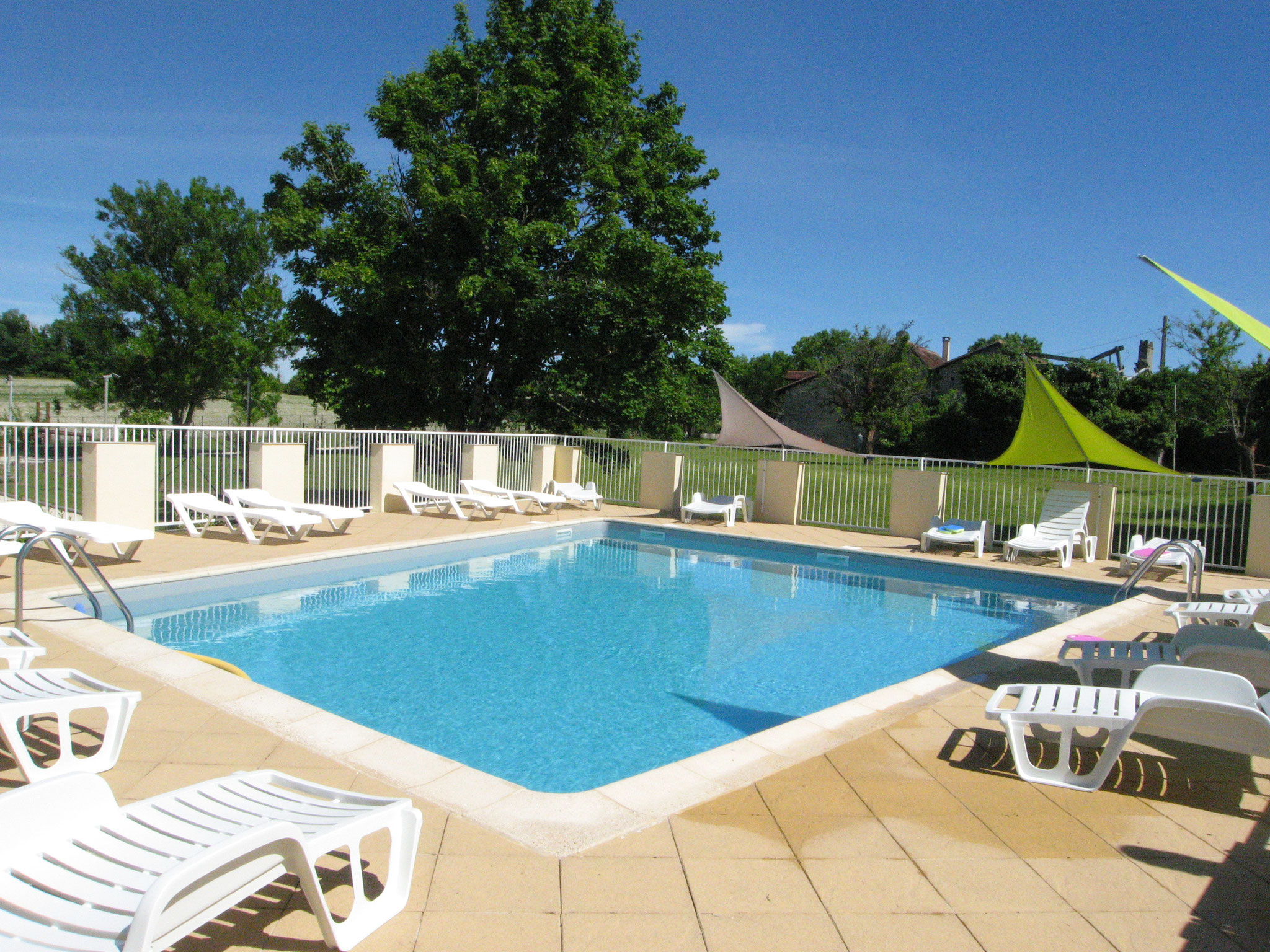 La piscine sécurisée vous invite au rafraîchissement, aux joies de la baignade en famille. Douche et toilette sur place. 
