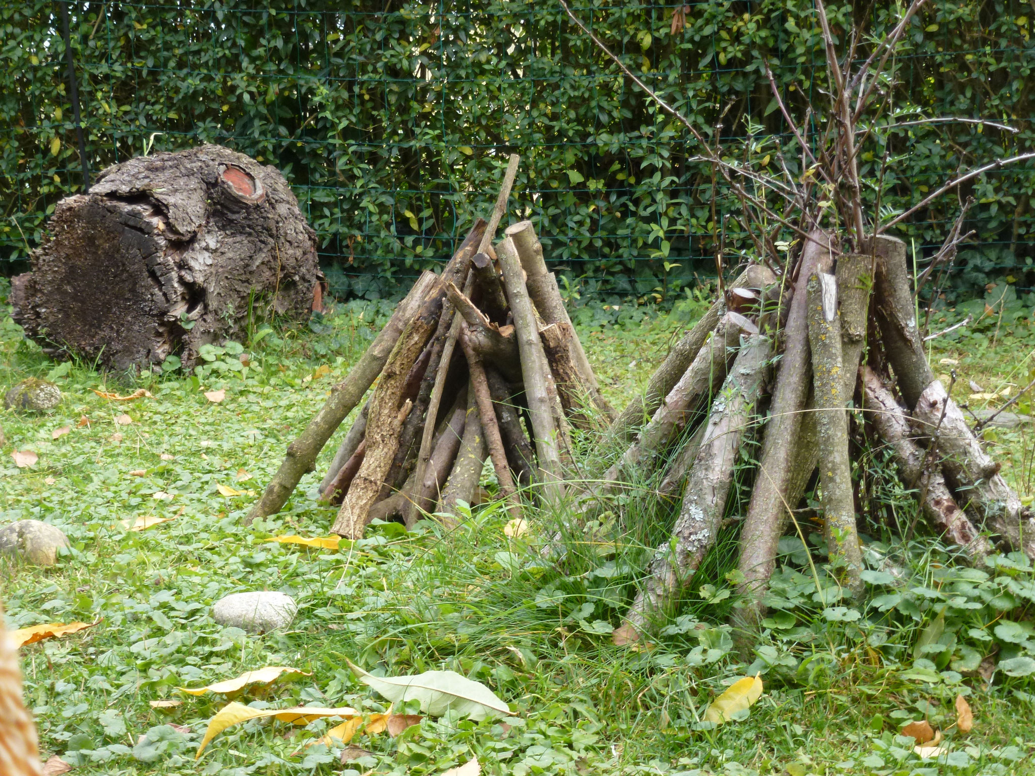 Mehrere Totholz-Tipis zusammen sehen im Garten sehr hübsch aus!