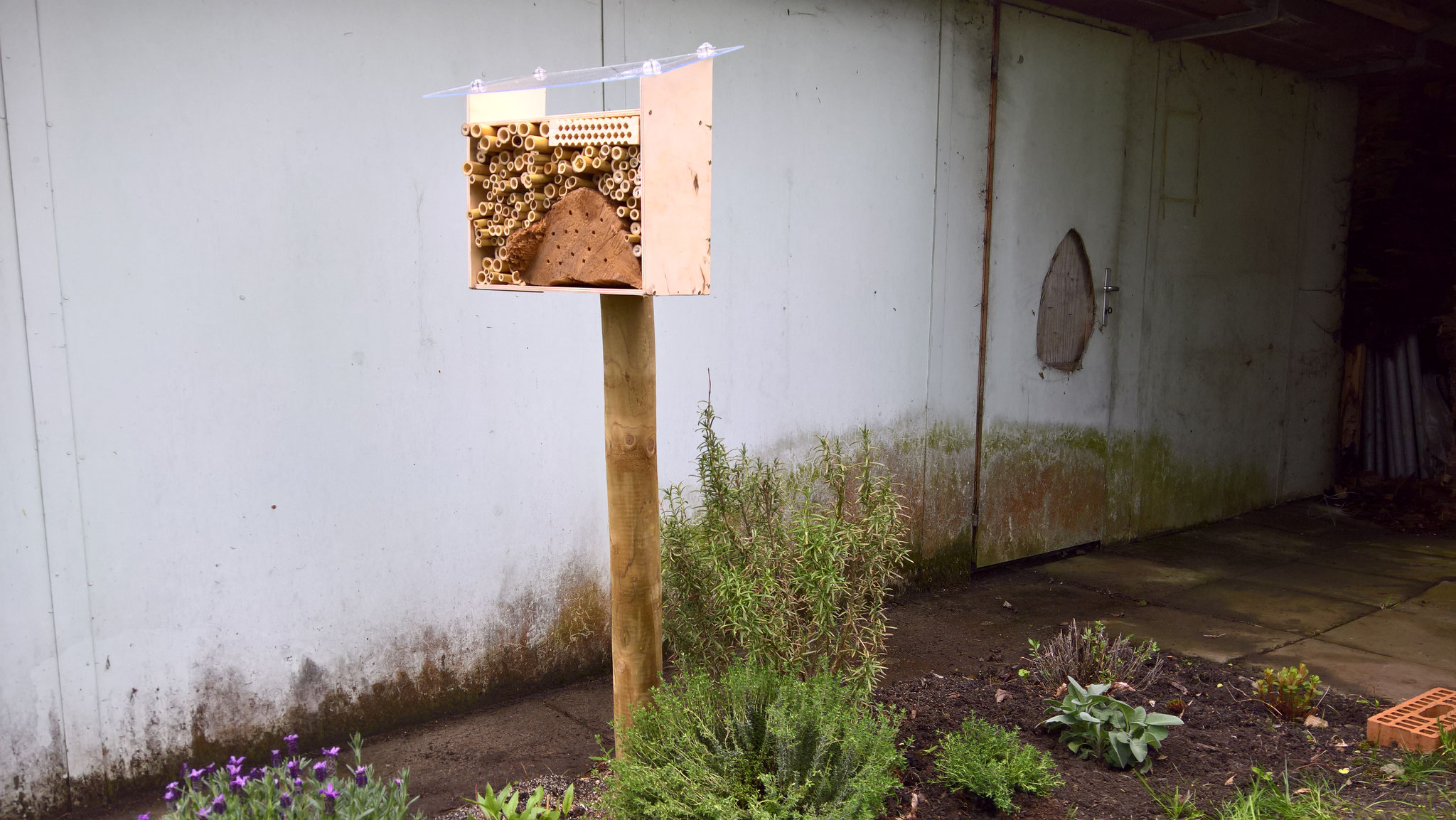 Wildbienenhotel (Eigenbau)