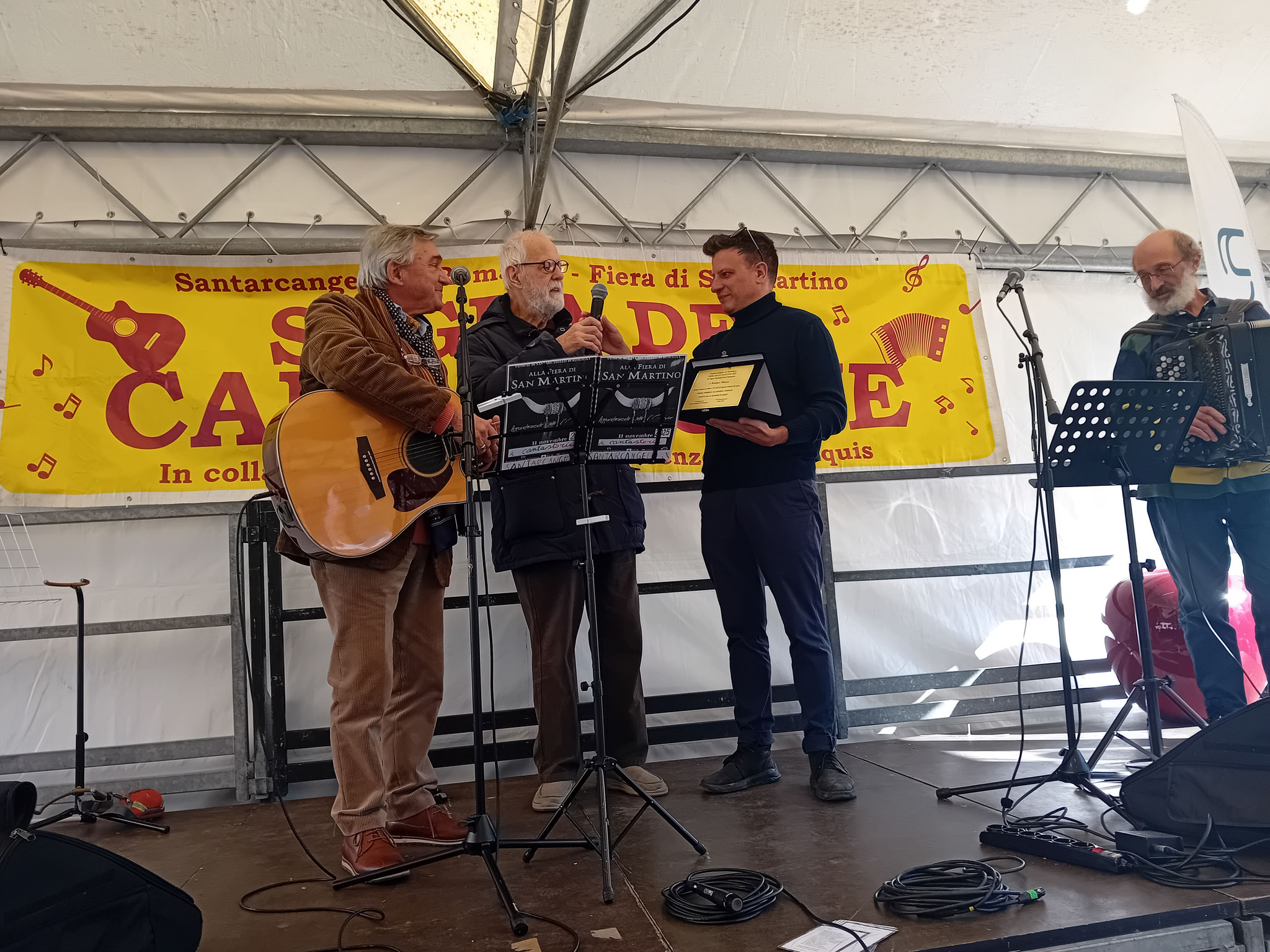 PREMIAZIONE DI WAINER MAZZA CON IL SINDACO DI SANTARCANGELO