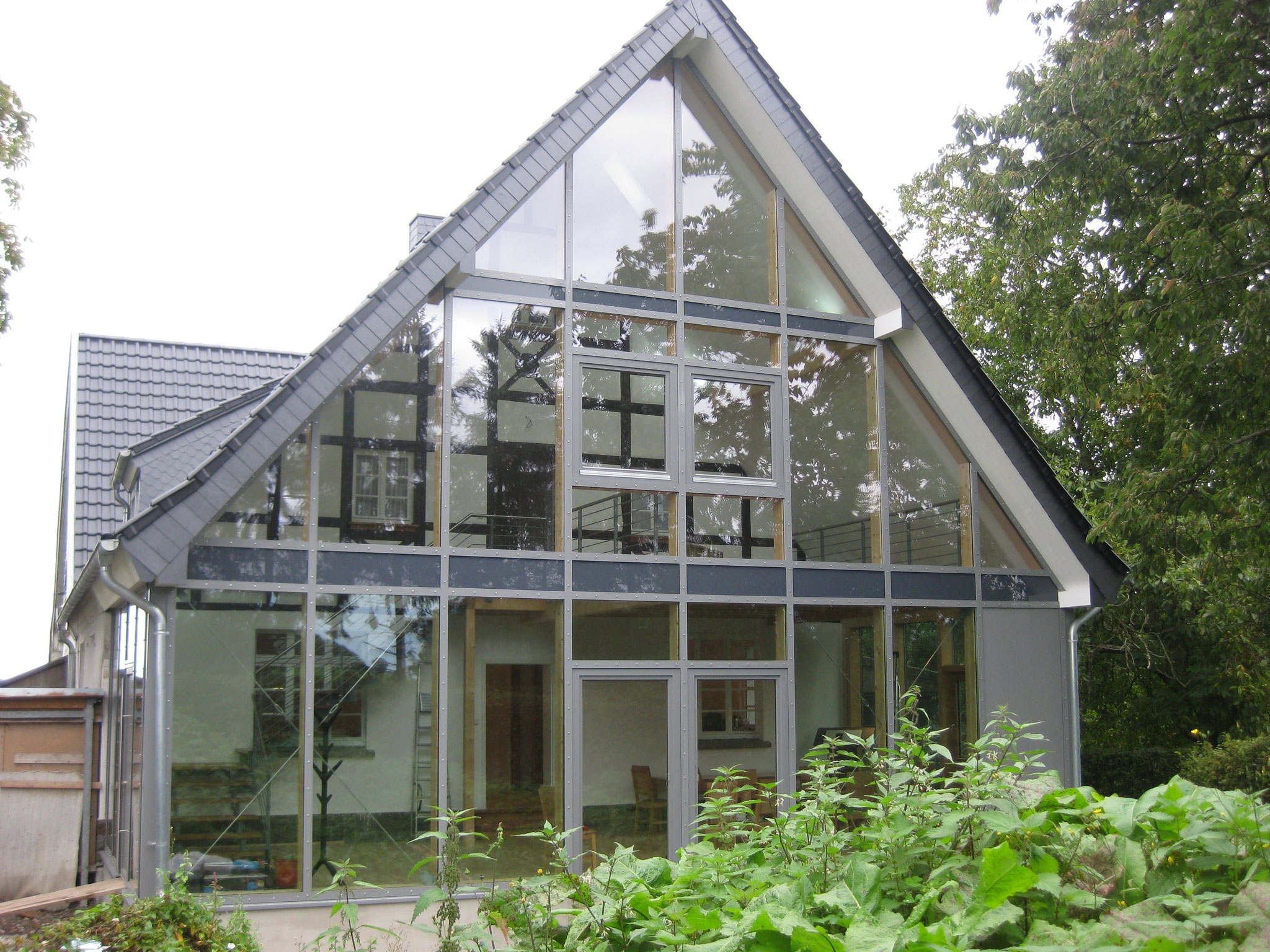 Versammlungshalle mit Glasfront